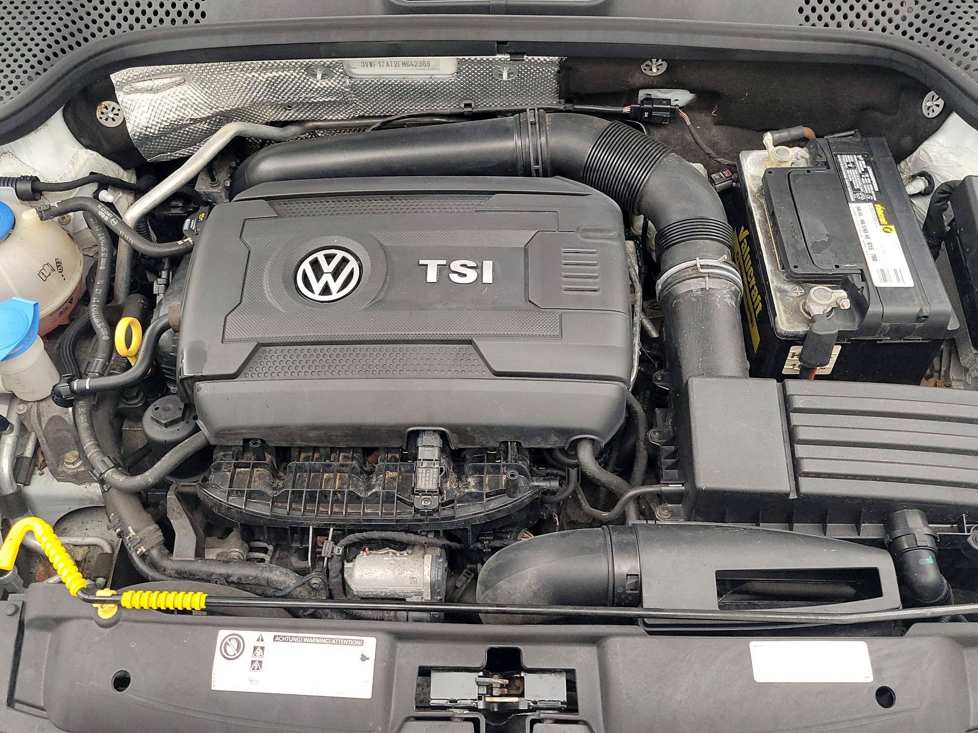 Thumbnail: 2015 Volkswagen Beetle - 20