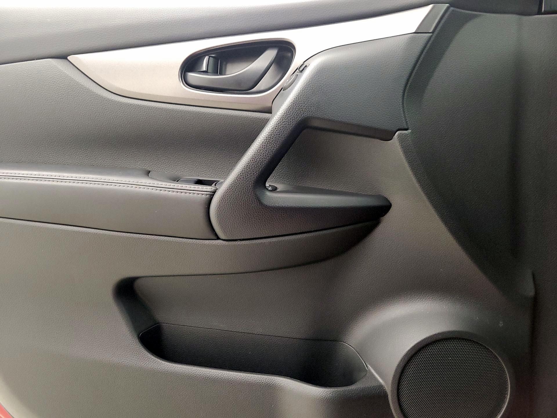 Thumbnail: 2022 Nissan Rogue Sport - 12