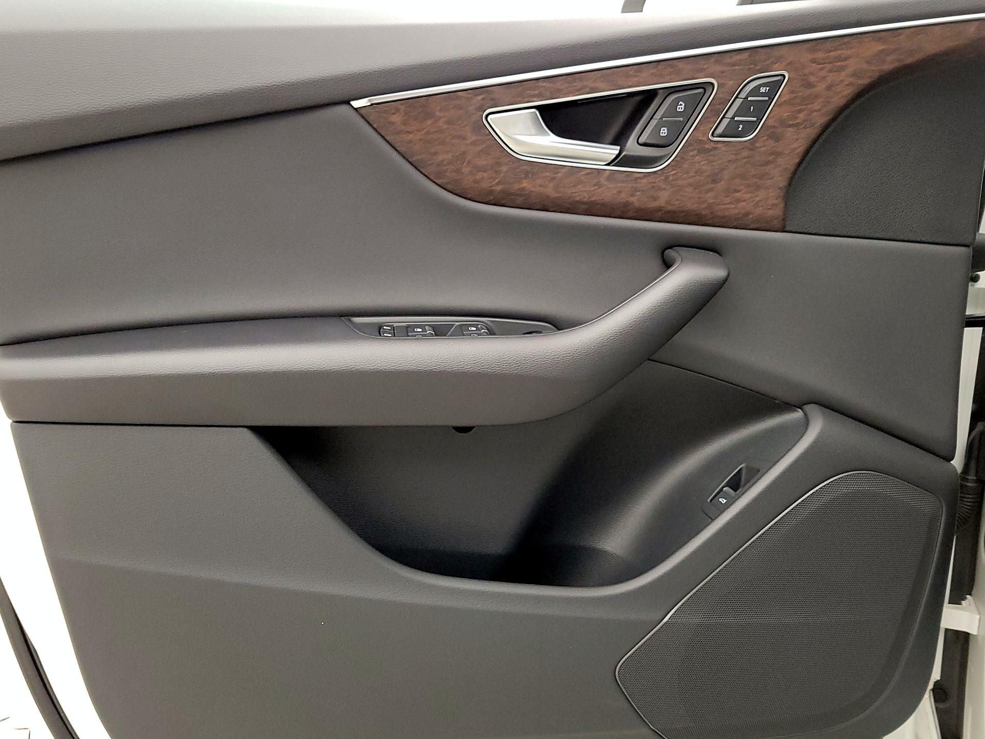 Thumbnail: 2023 Audi Q8 - 12