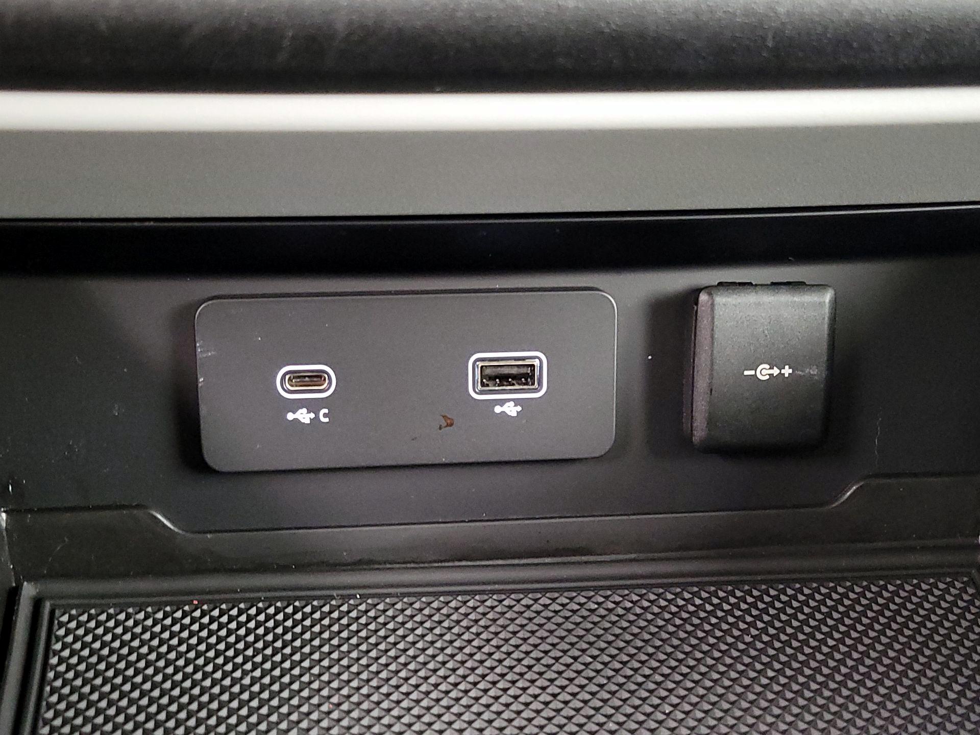 Thumbnail: 2024 Land Rover Defender - 18