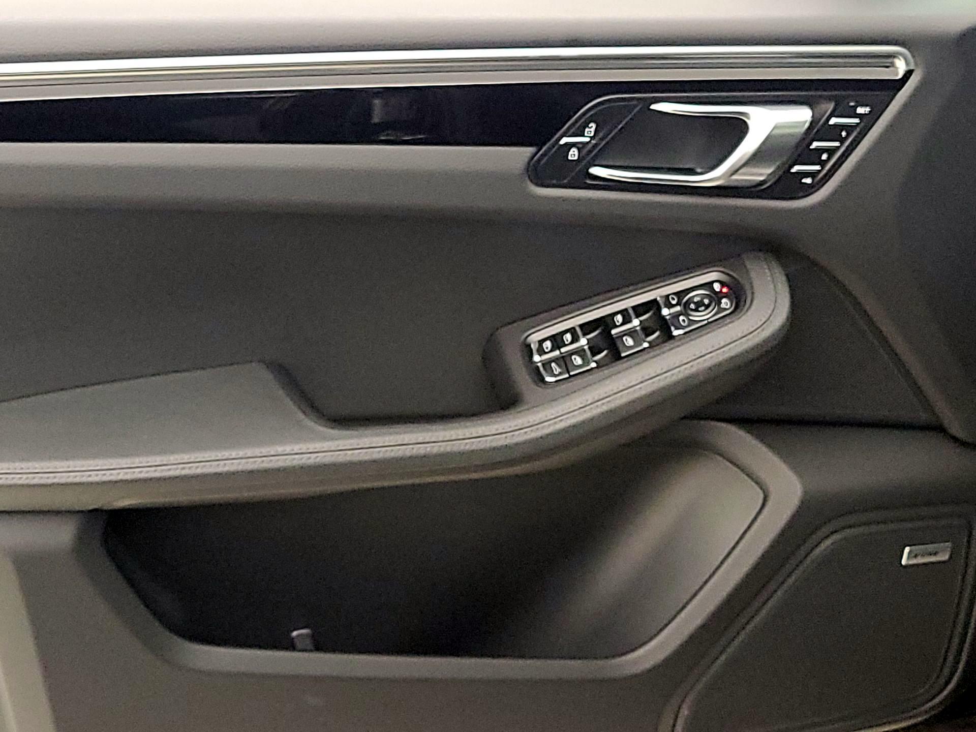 Thumbnail: 2021 Porsche Macan - 12