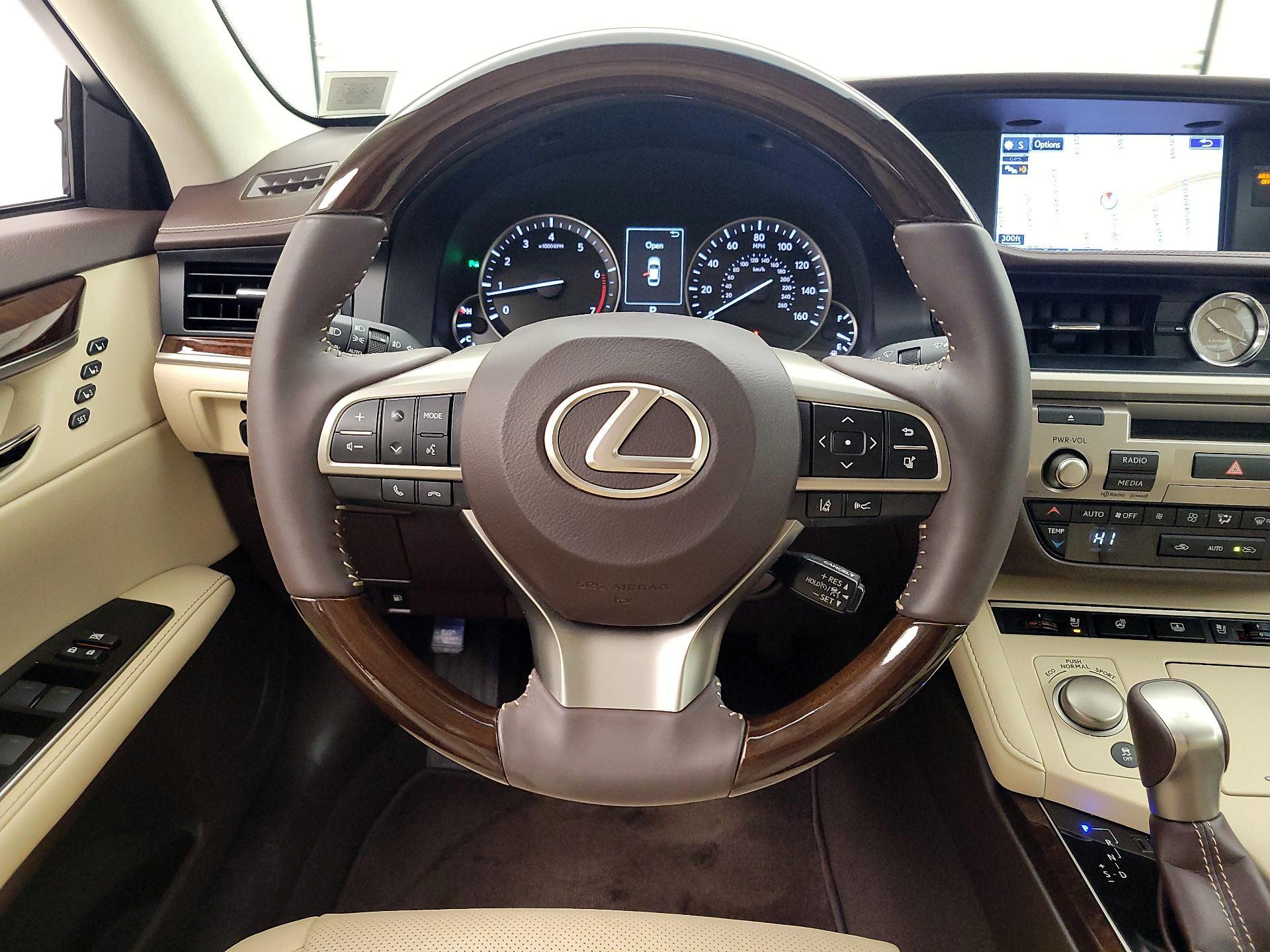 Thumbnail: 2016 Lexus ES - 10