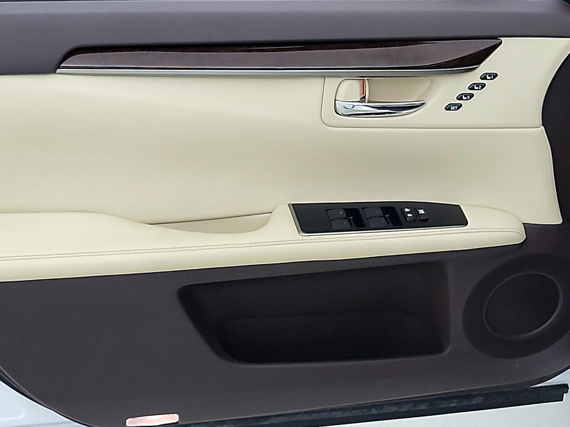 Thumbnail: 2016 Lexus ES - 12