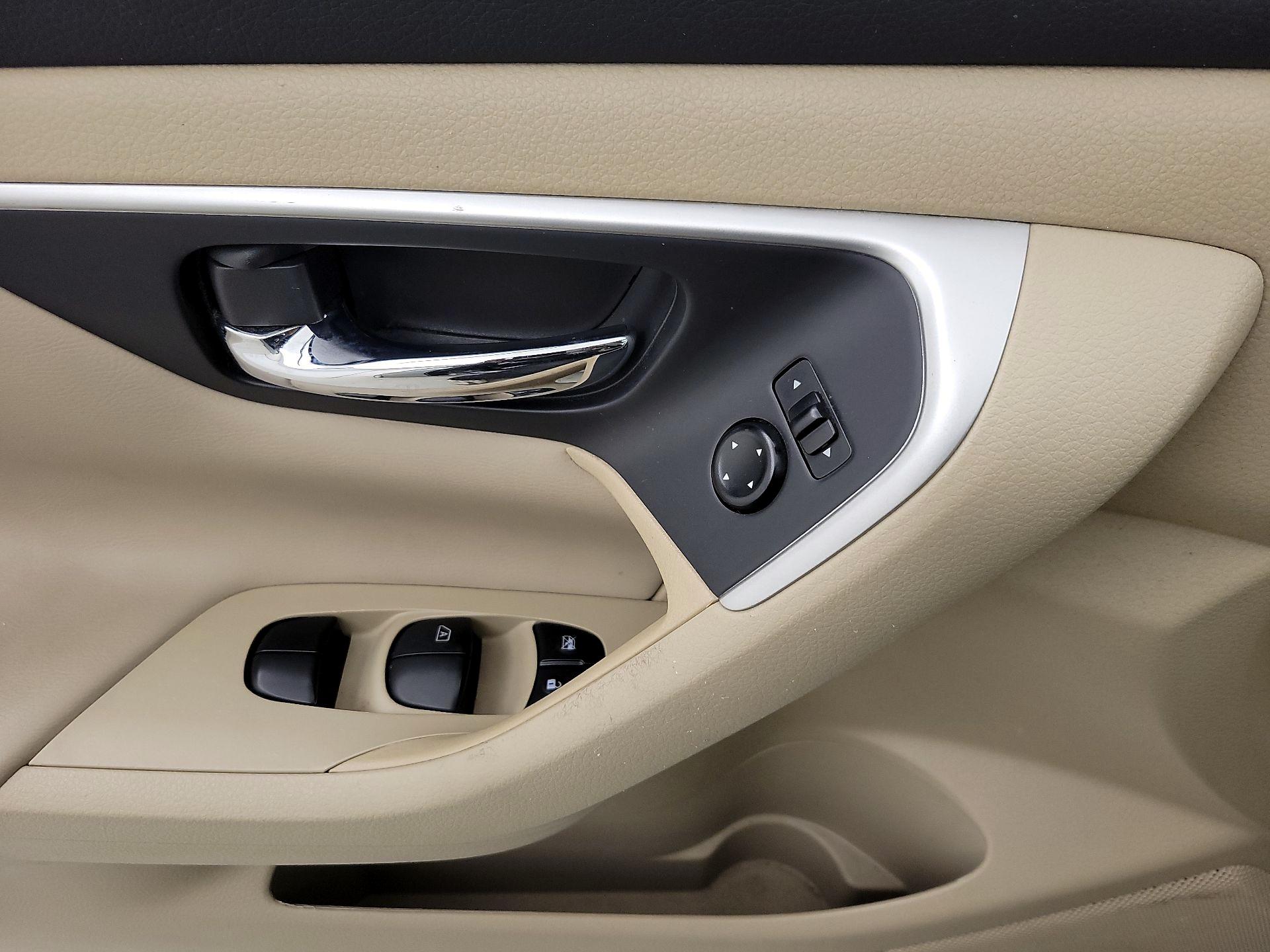 Thumbnail: 2016 Nissan Altima - 12