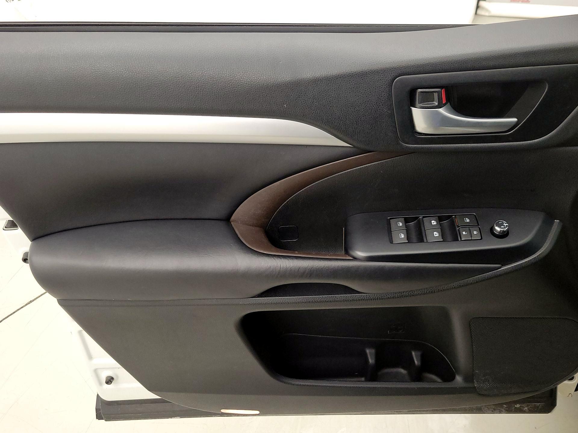 Thumbnail: 2018 Toyota Highlander - 12