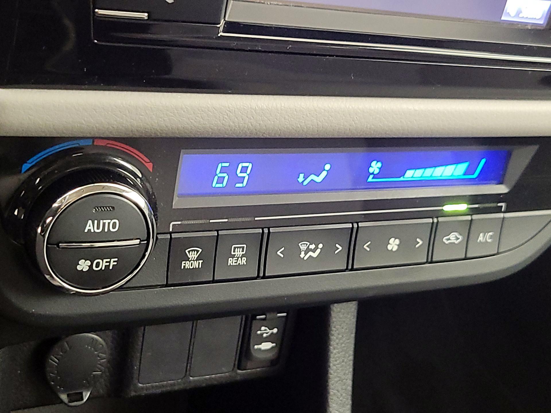 Thumbnail: 2016 Toyota Corolla - 16