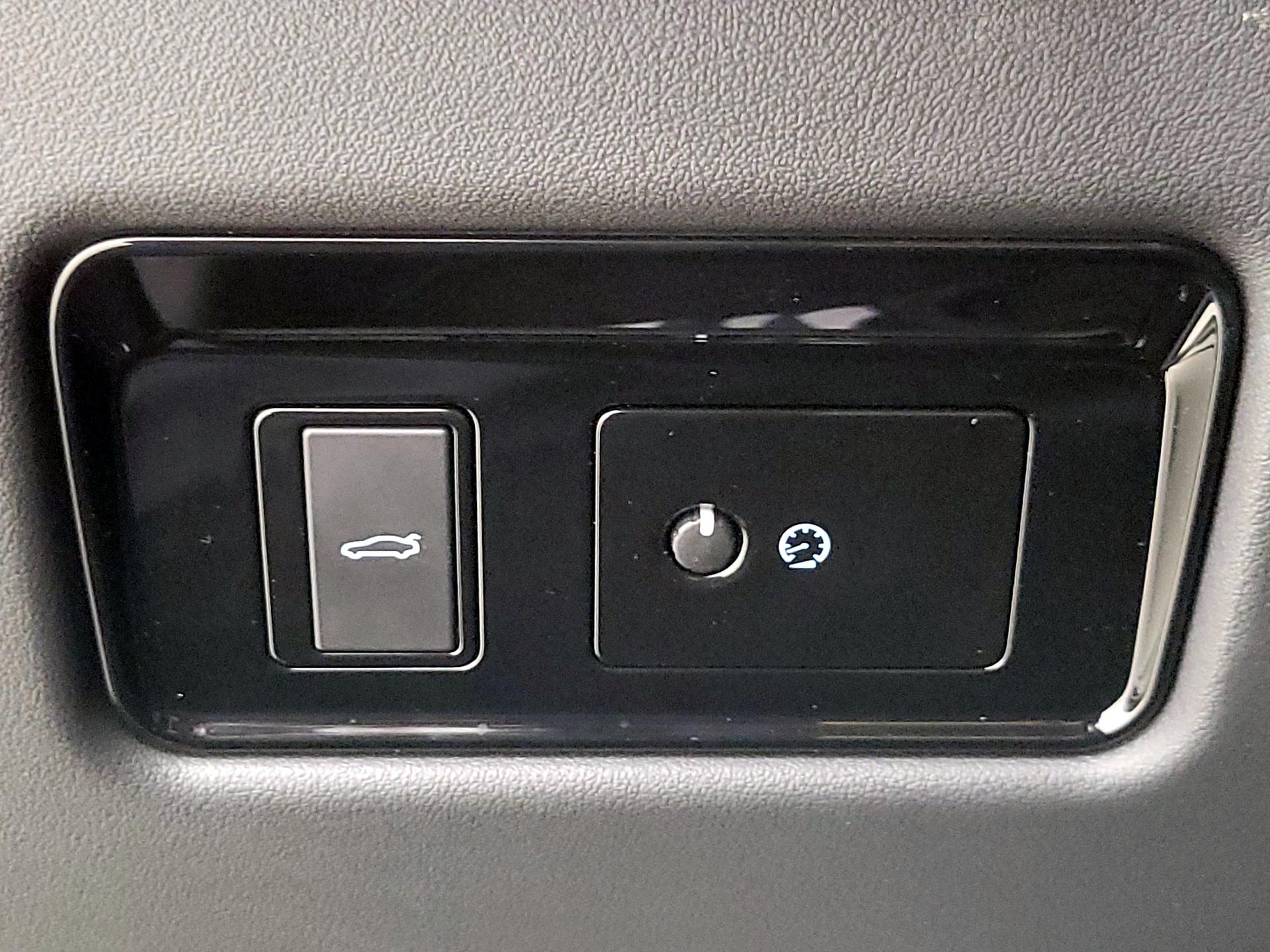 Thumbnail: 2017 Jaguar XE - 13