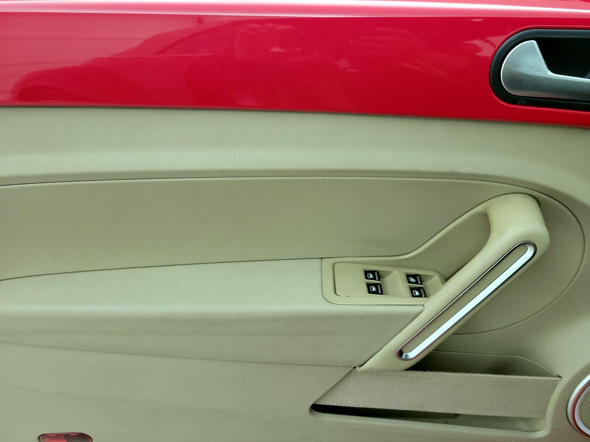 Thumbnail: 2015 Volkswagen Beetle - 12