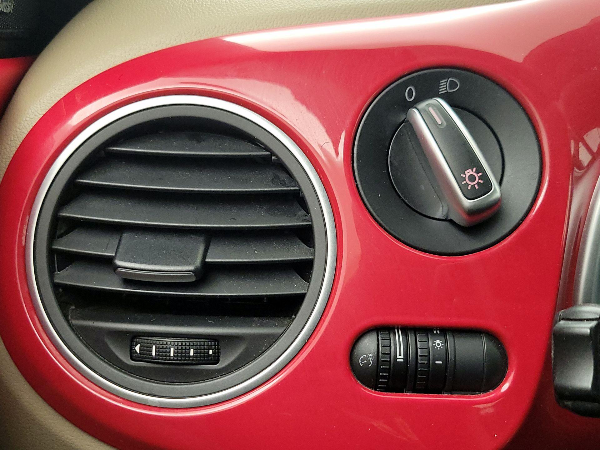 Thumbnail: 2015 Volkswagen Beetle - 13