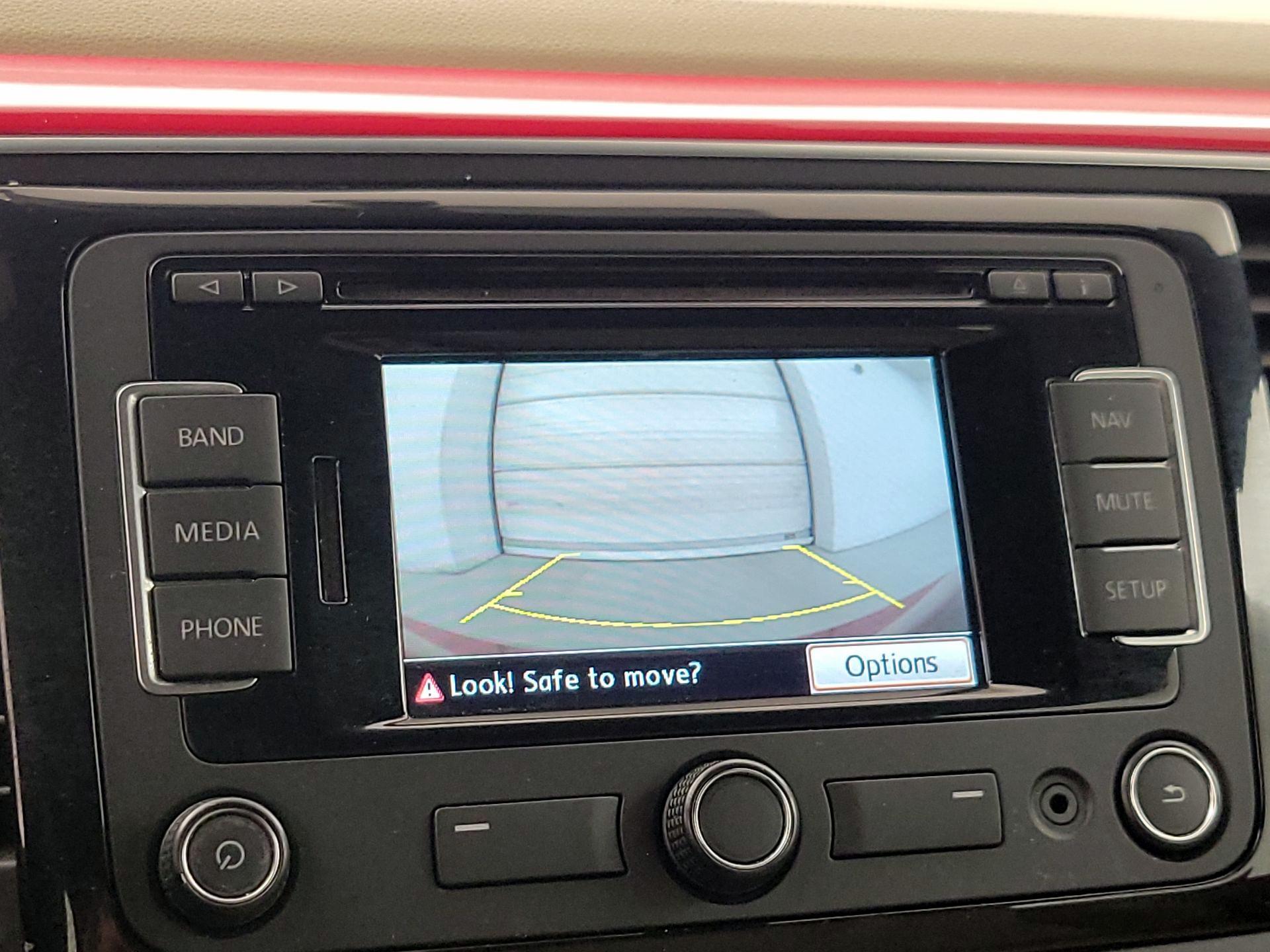 Thumbnail: 2015 Volkswagen Beetle - 15