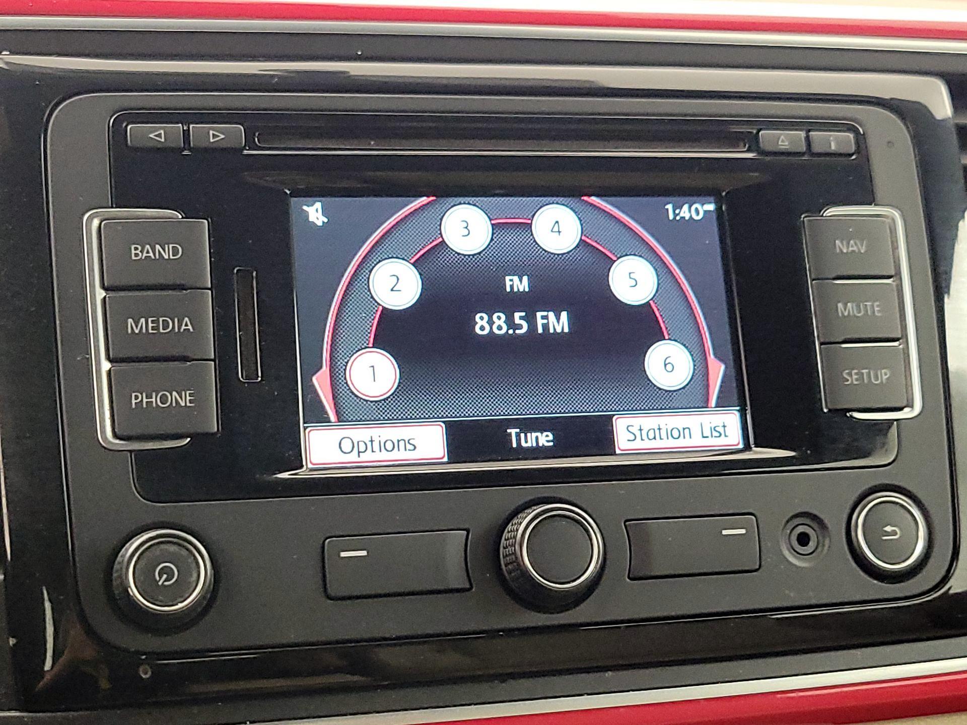 Thumbnail: 2015 Volkswagen Beetle - 16