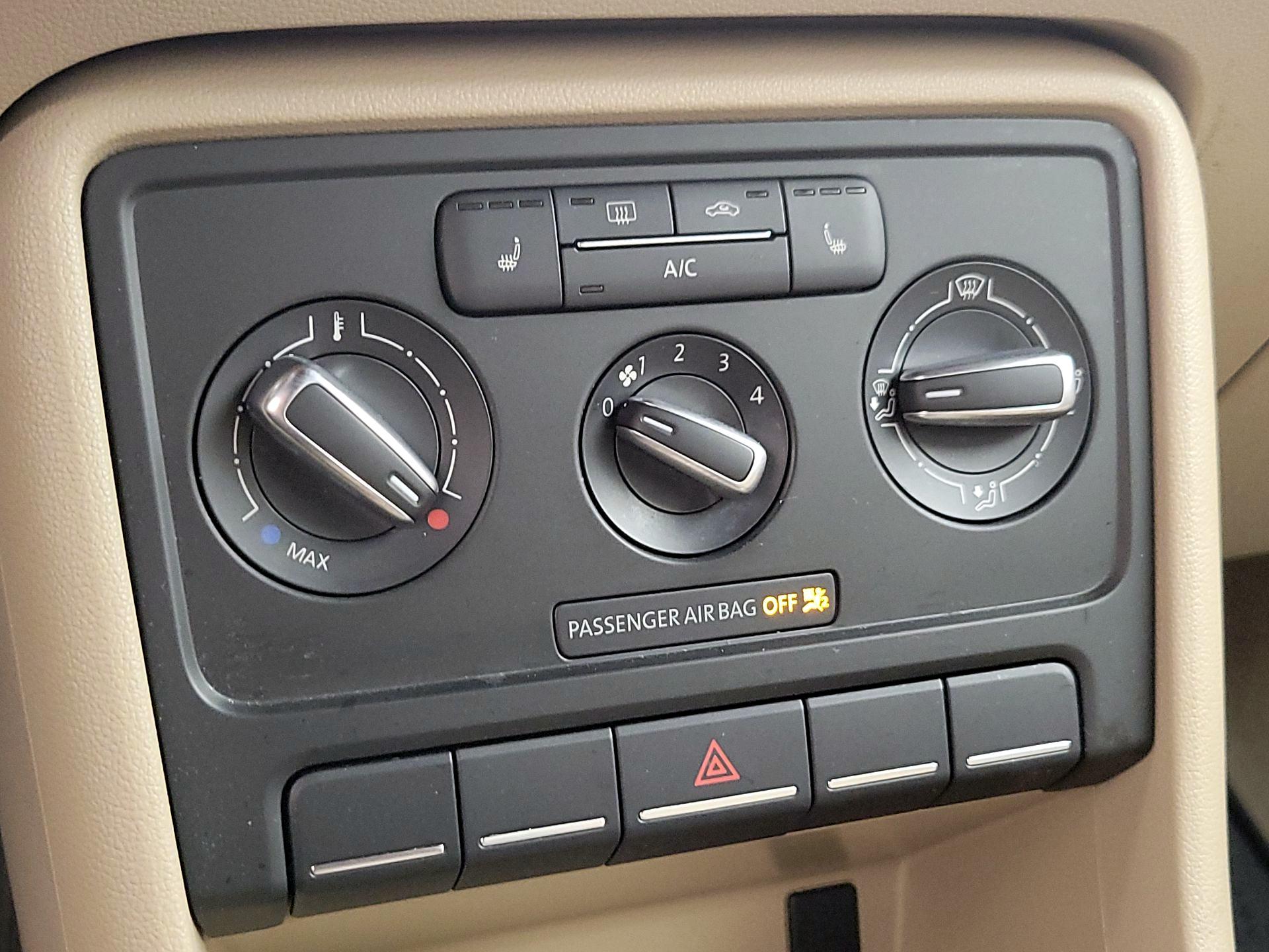 Thumbnail: 2015 Volkswagen Beetle - 17