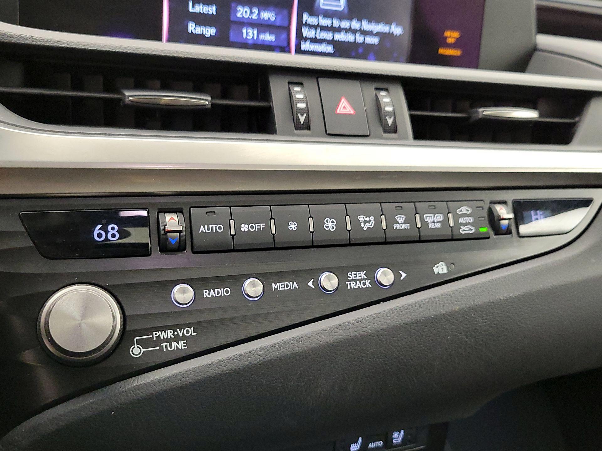 Thumbnail: 2021 Lexus ES - 16