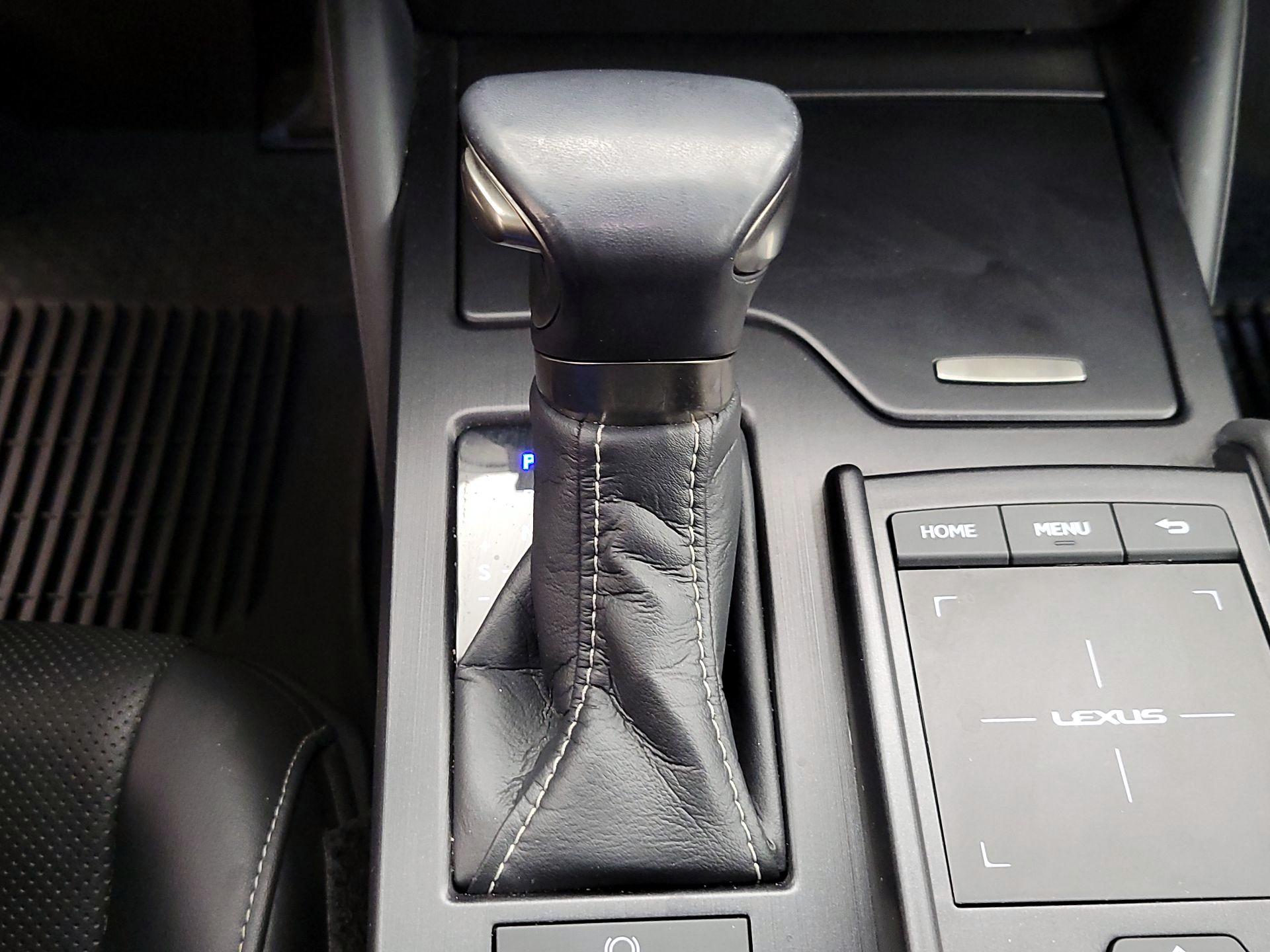 Thumbnail: 2021 Lexus ES - 17