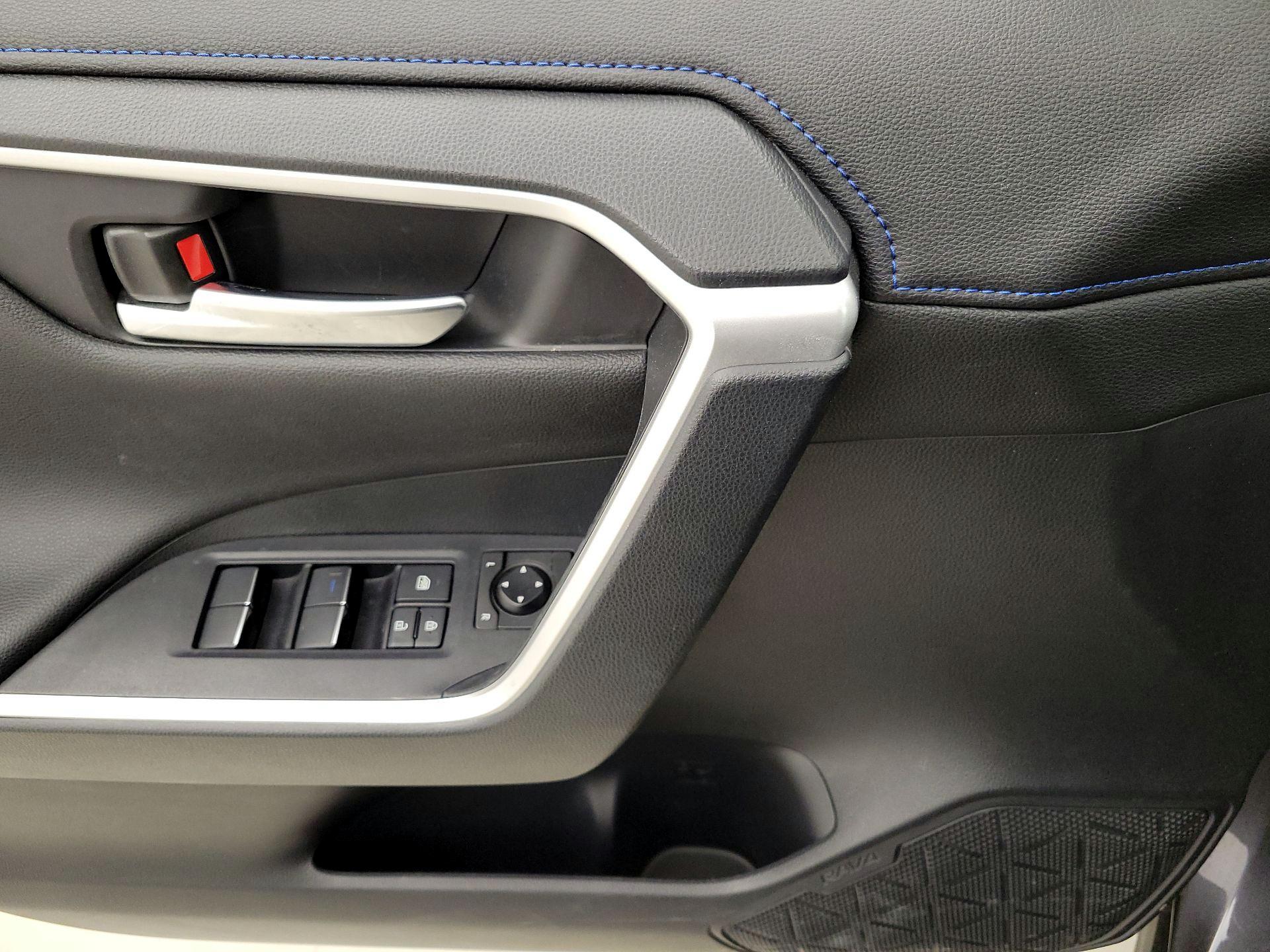 Thumbnail: 2019 Toyota RAV4 - 12