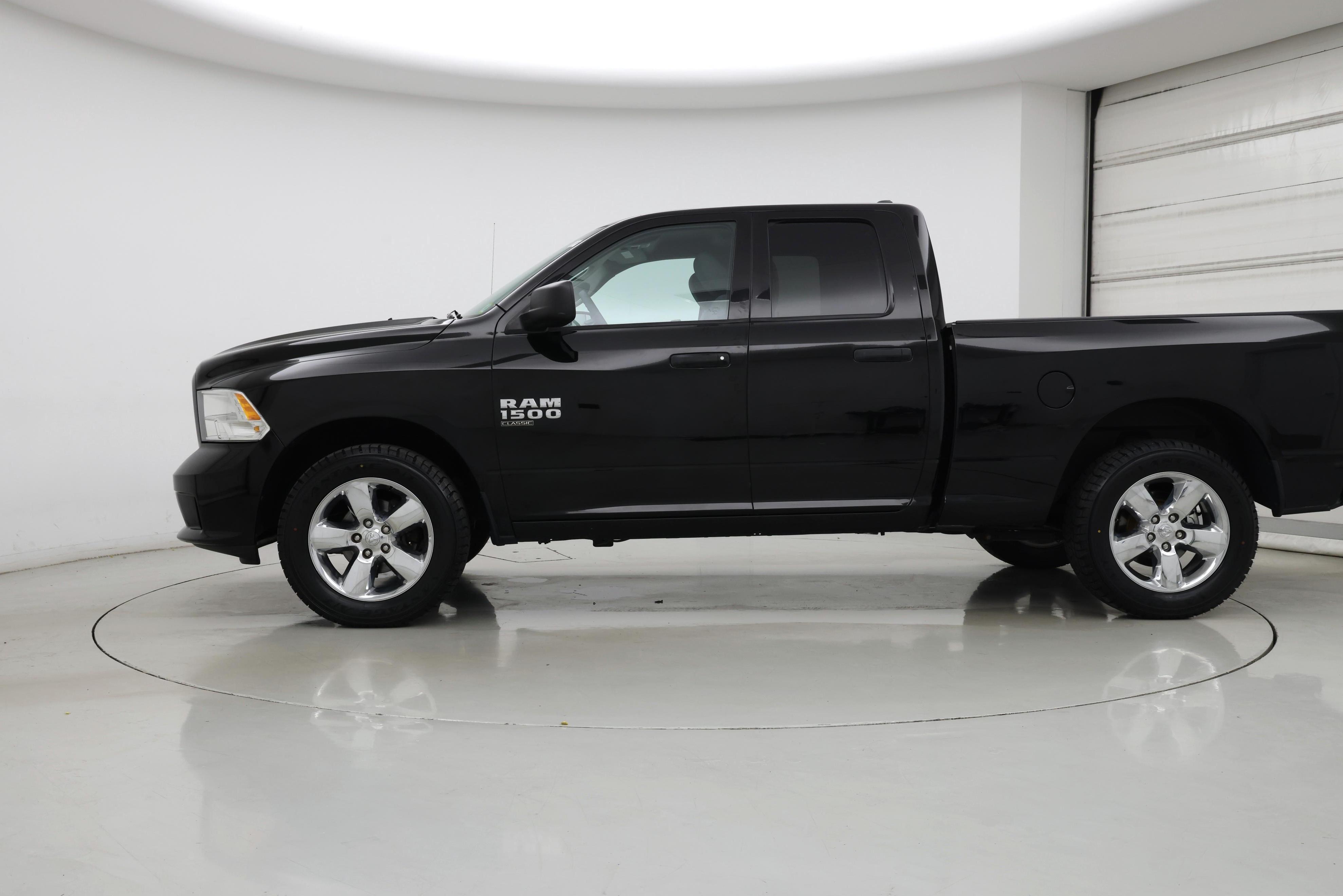 Thumbnail: 2019 RAM 1500 Classic - 3