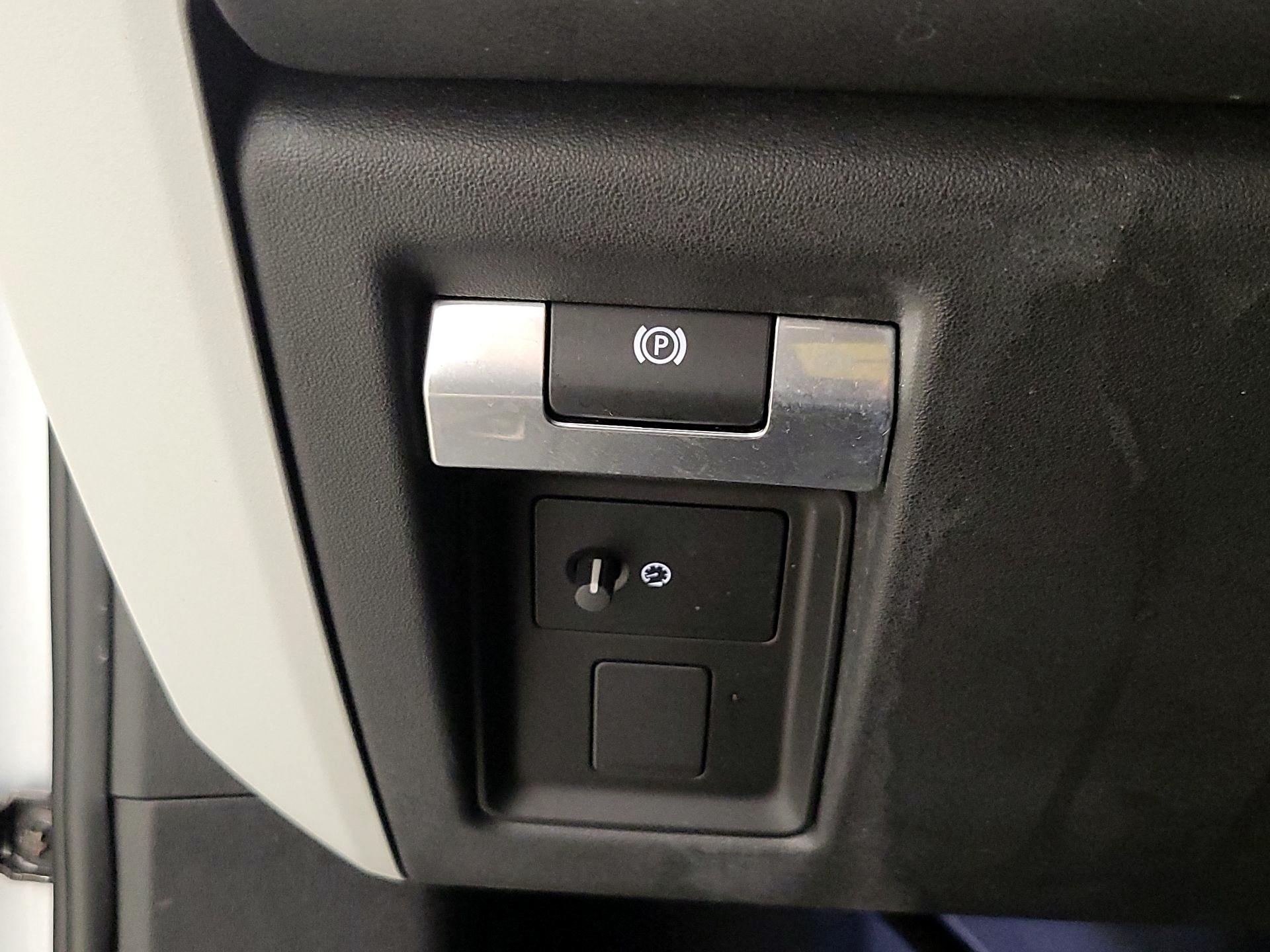 Thumbnail: 2020 Land Rover Defender - 13