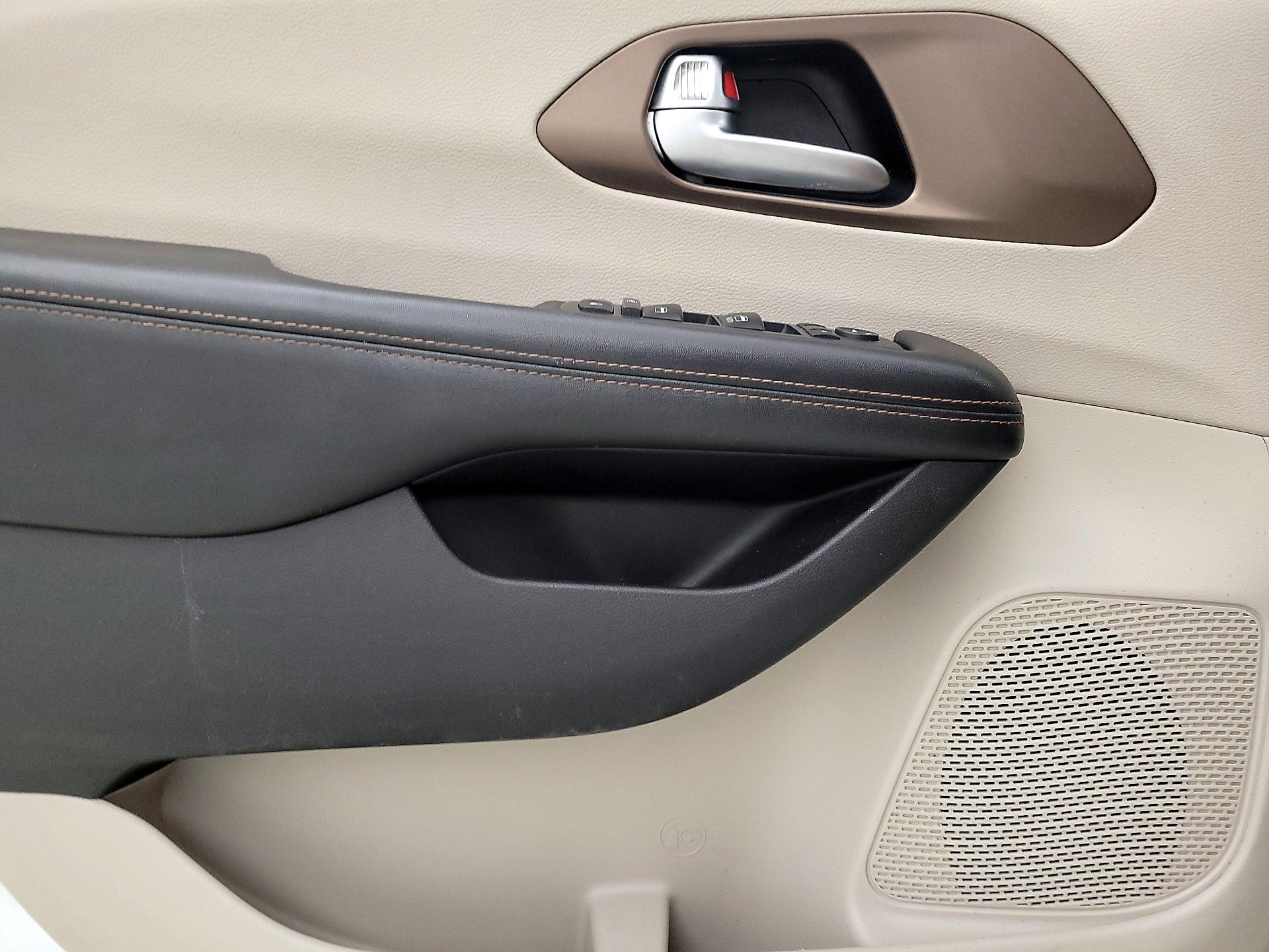 Thumbnail: 2019 Chrysler Pacifica - 12