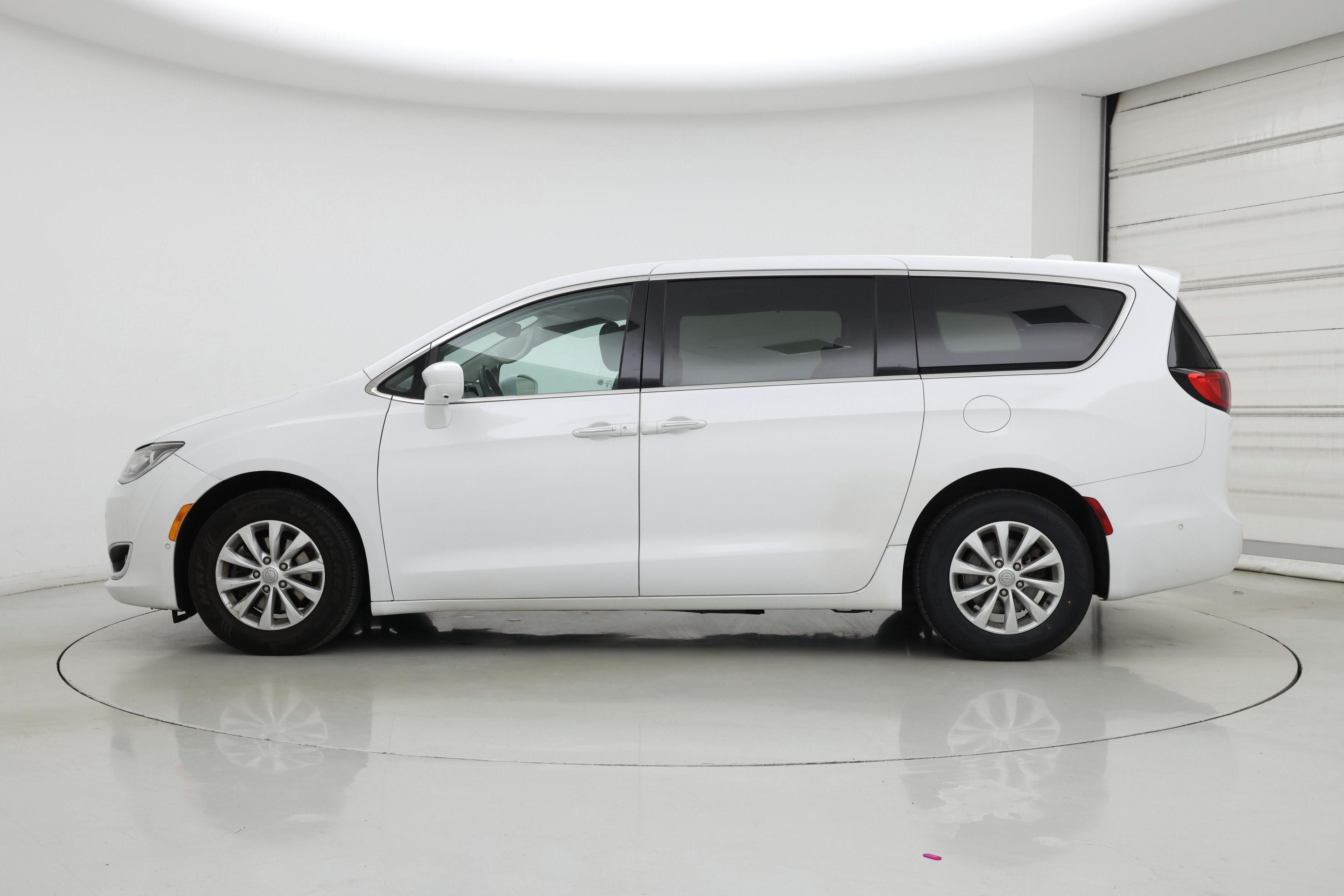 Thumbnail: 2019 Chrysler Pacifica - 3