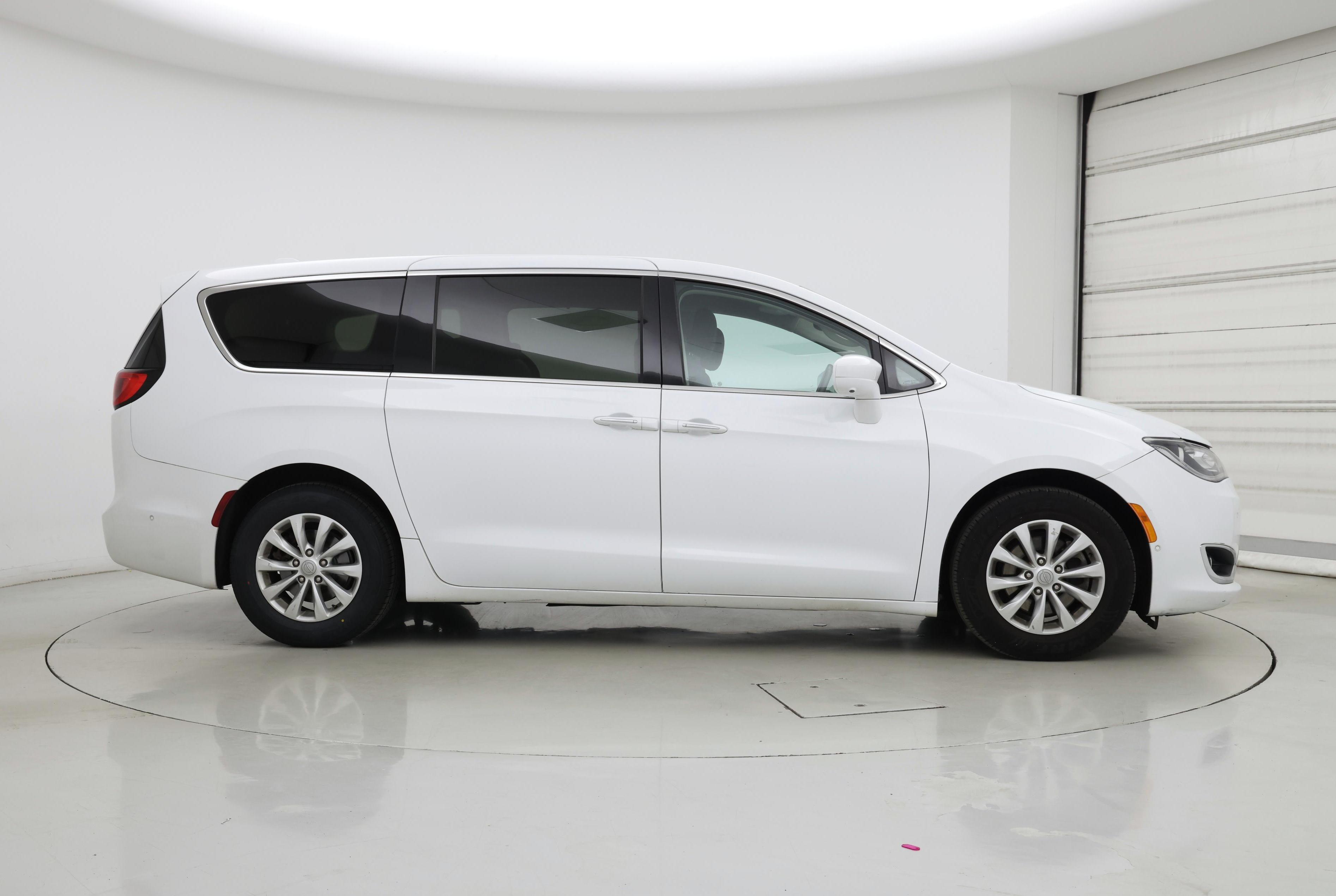 Thumbnail: 2019 Chrysler Pacifica - 7