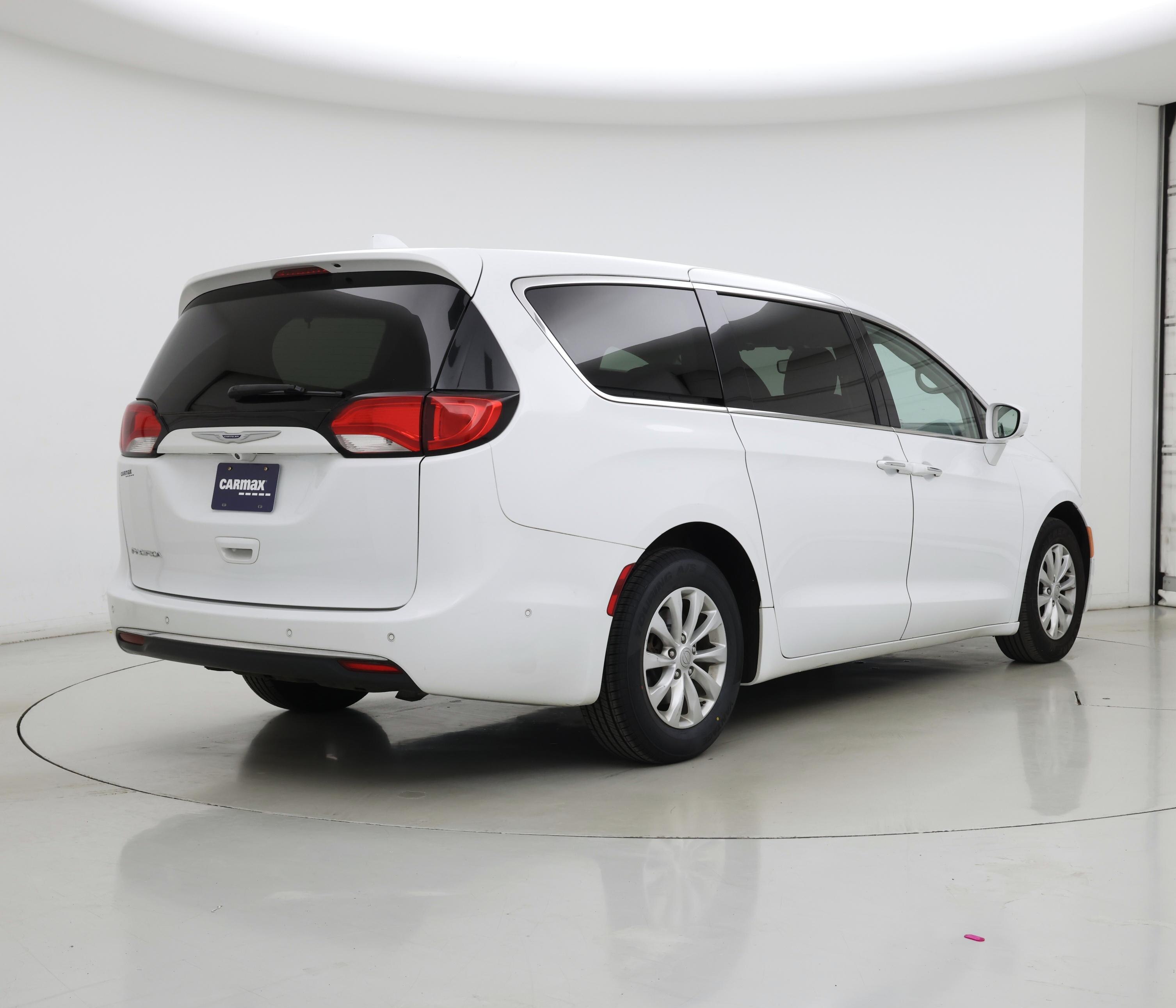 Thumbnail: 2019 Chrysler Pacifica - 8