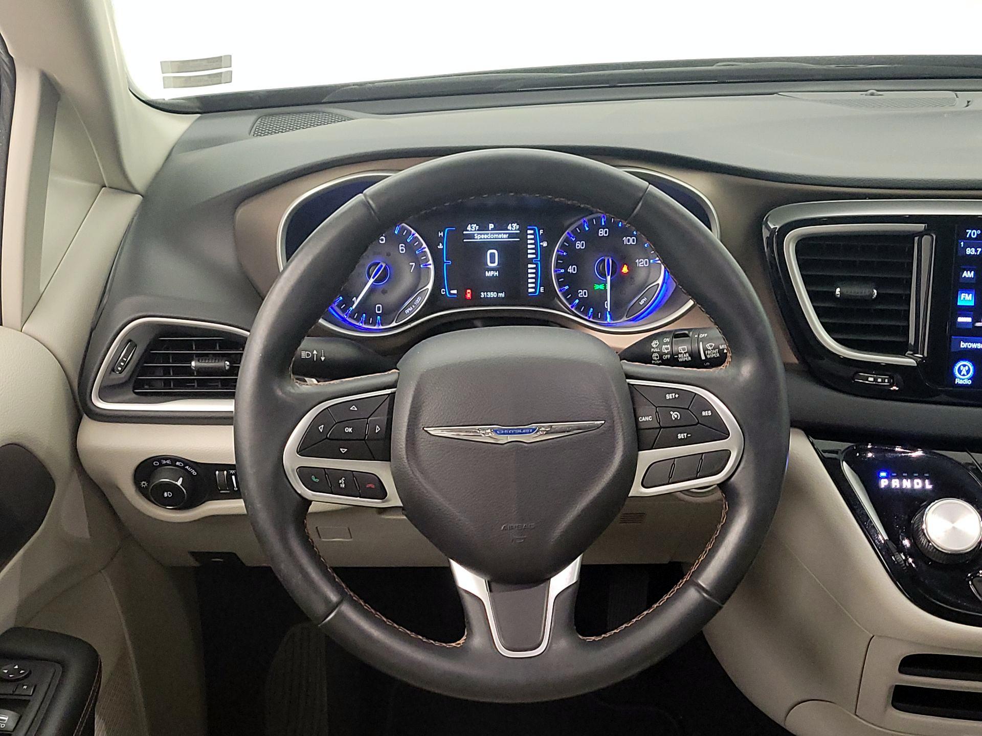 Thumbnail: 2017 Chrysler Pacifica - 10