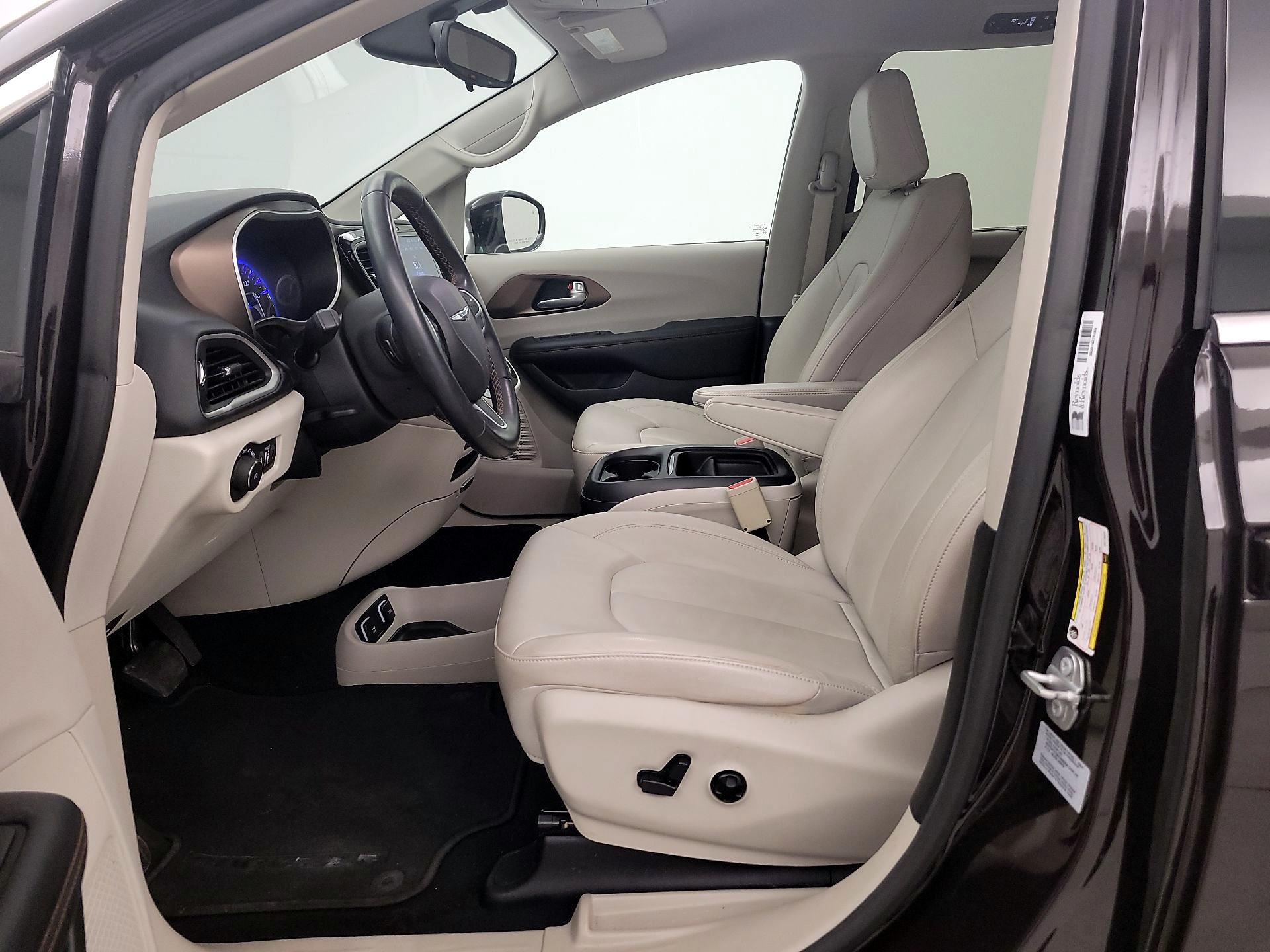 Thumbnail: 2017 Chrysler Pacifica - 11