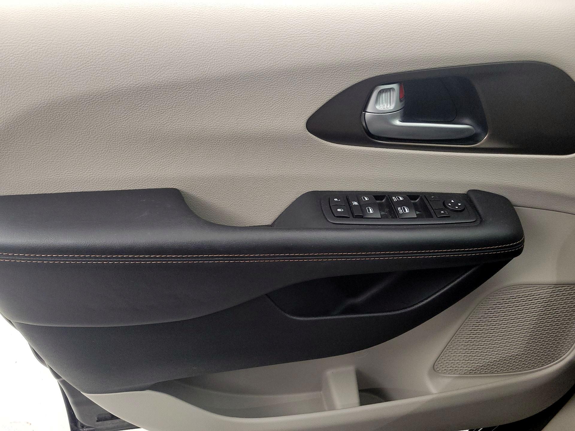 Thumbnail: 2017 Chrysler Pacifica - 12