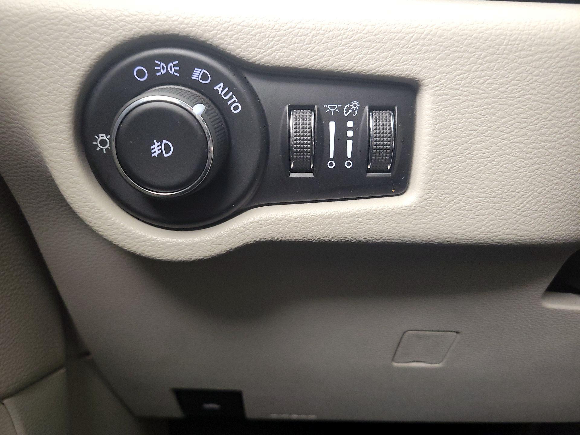 Thumbnail: 2017 Chrysler Pacifica - 13