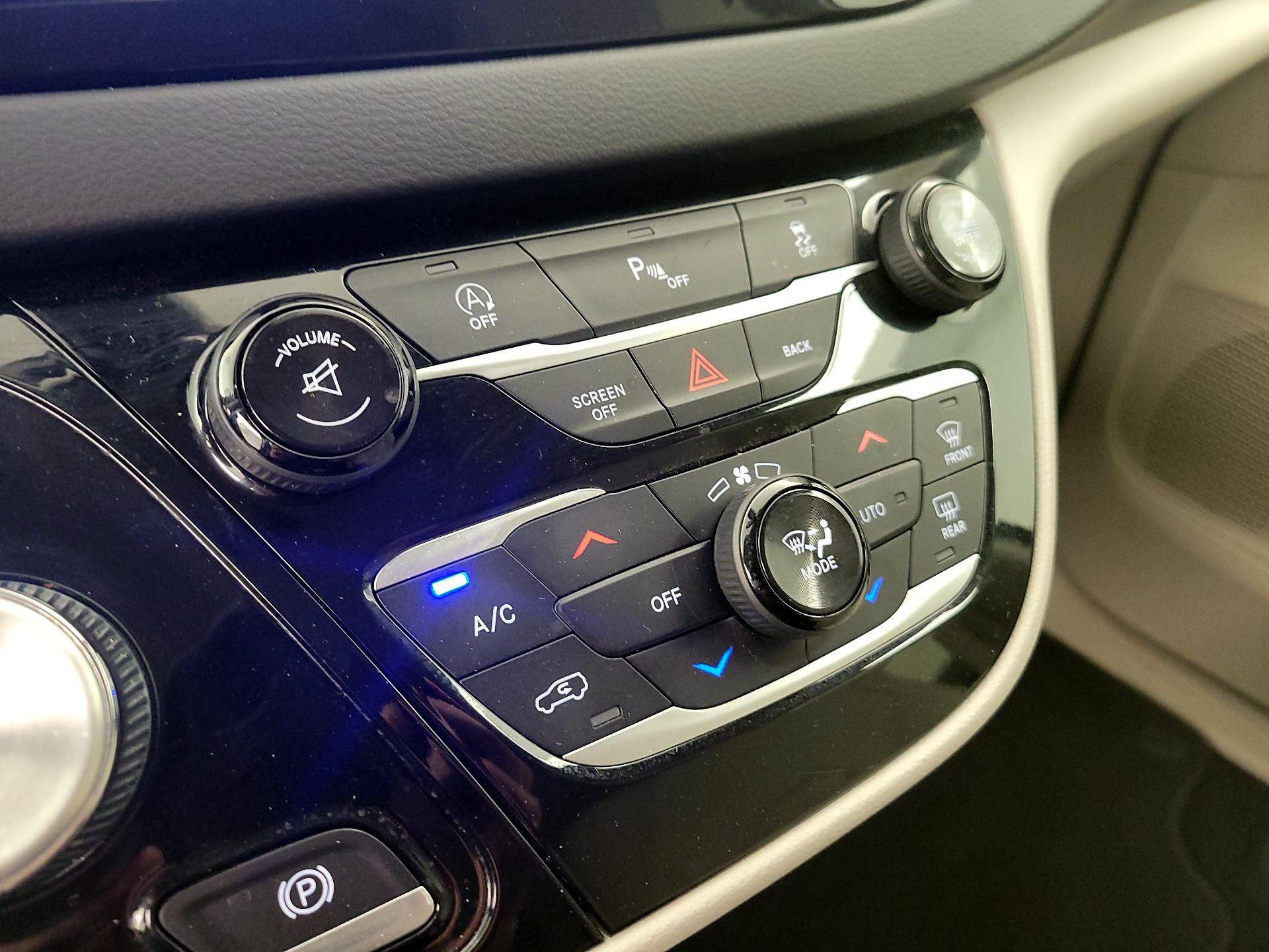 Thumbnail: 2017 Chrysler Pacifica - 16