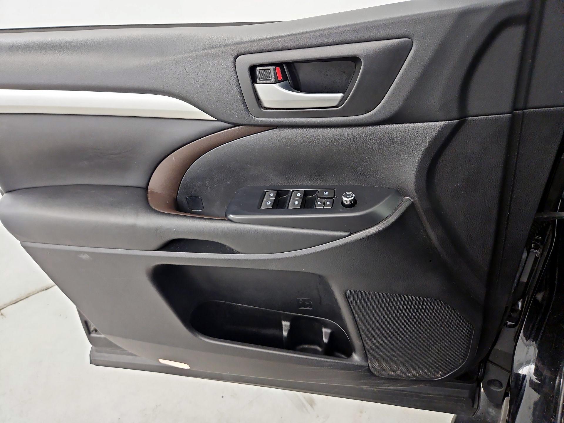 Thumbnail: 2019 Toyota Highlander - 12