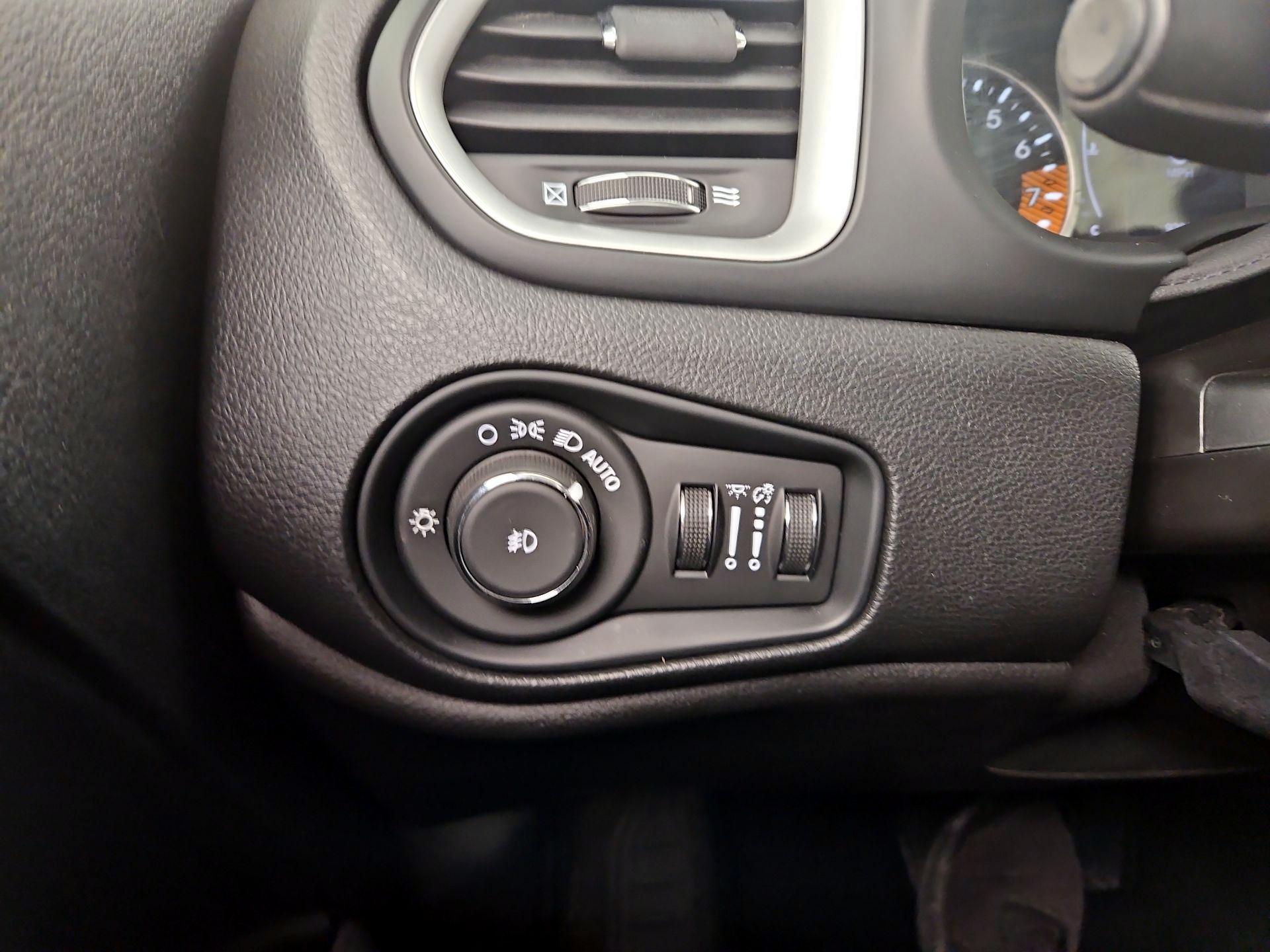 Thumbnail: 2020 Jeep Renegade - 13