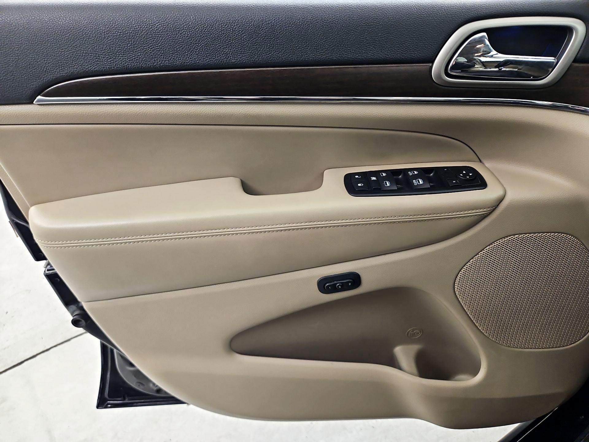 Thumbnail: 2015 Jeep Grand Cherokee - 12