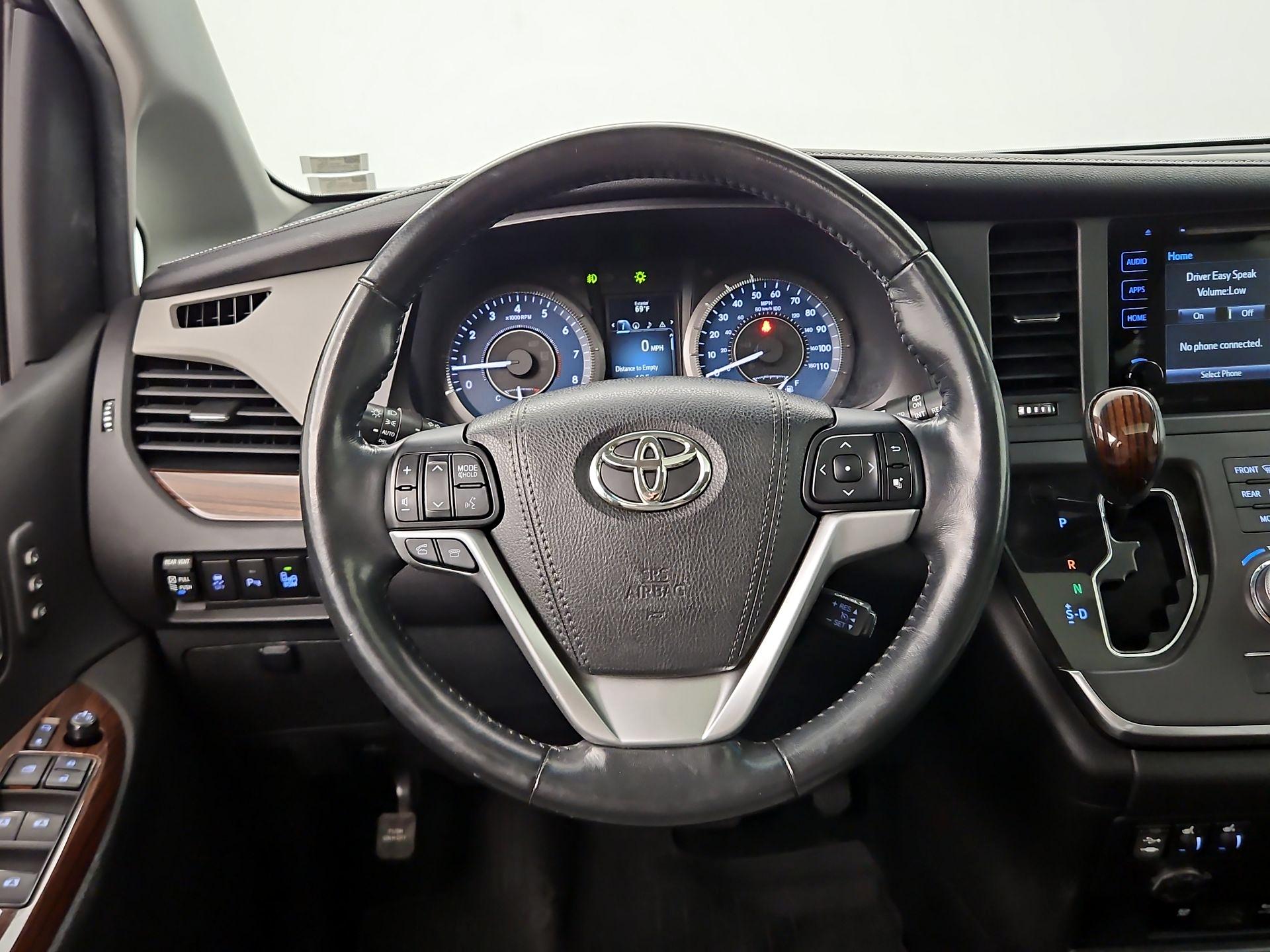 Thumbnail: 2017 Toyota Sienna - 10