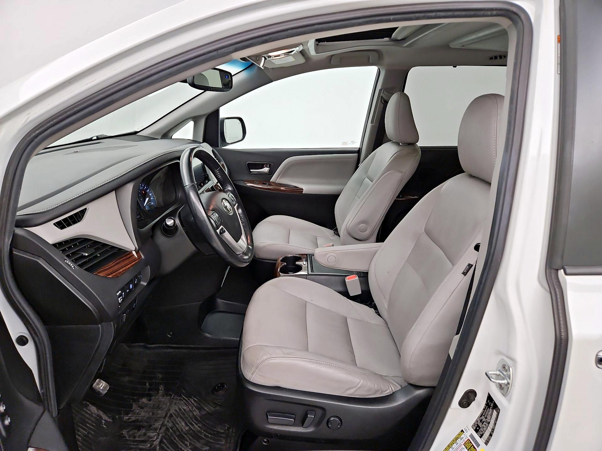 Thumbnail: 2017 Toyota Sienna - 11