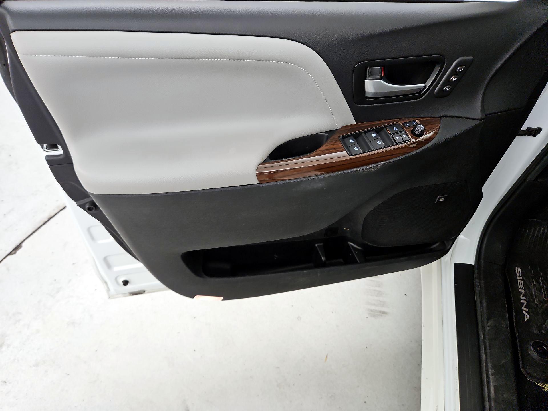 Thumbnail: 2017 Toyota Sienna - 12