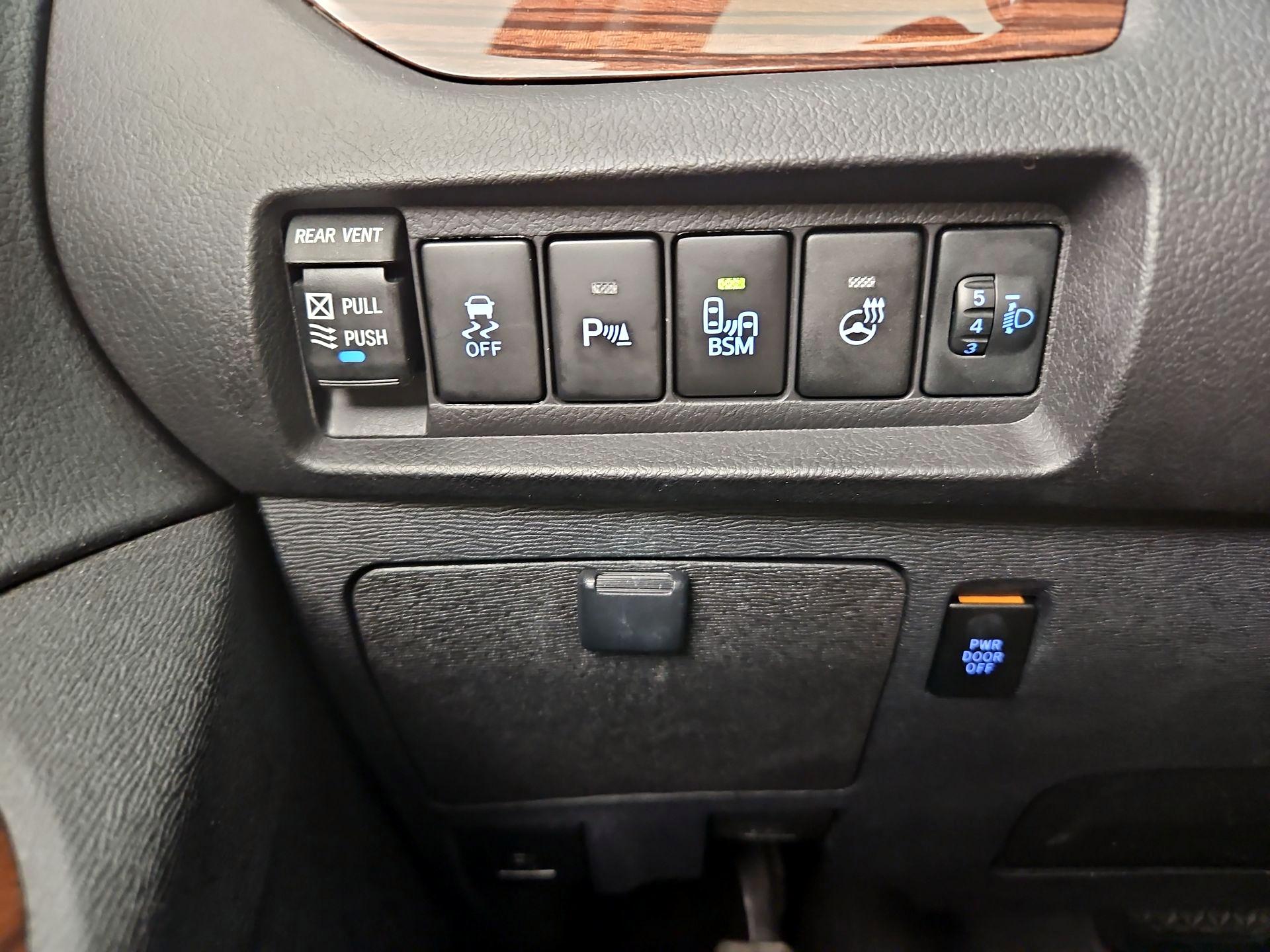 Thumbnail: 2017 Toyota Sienna - 13