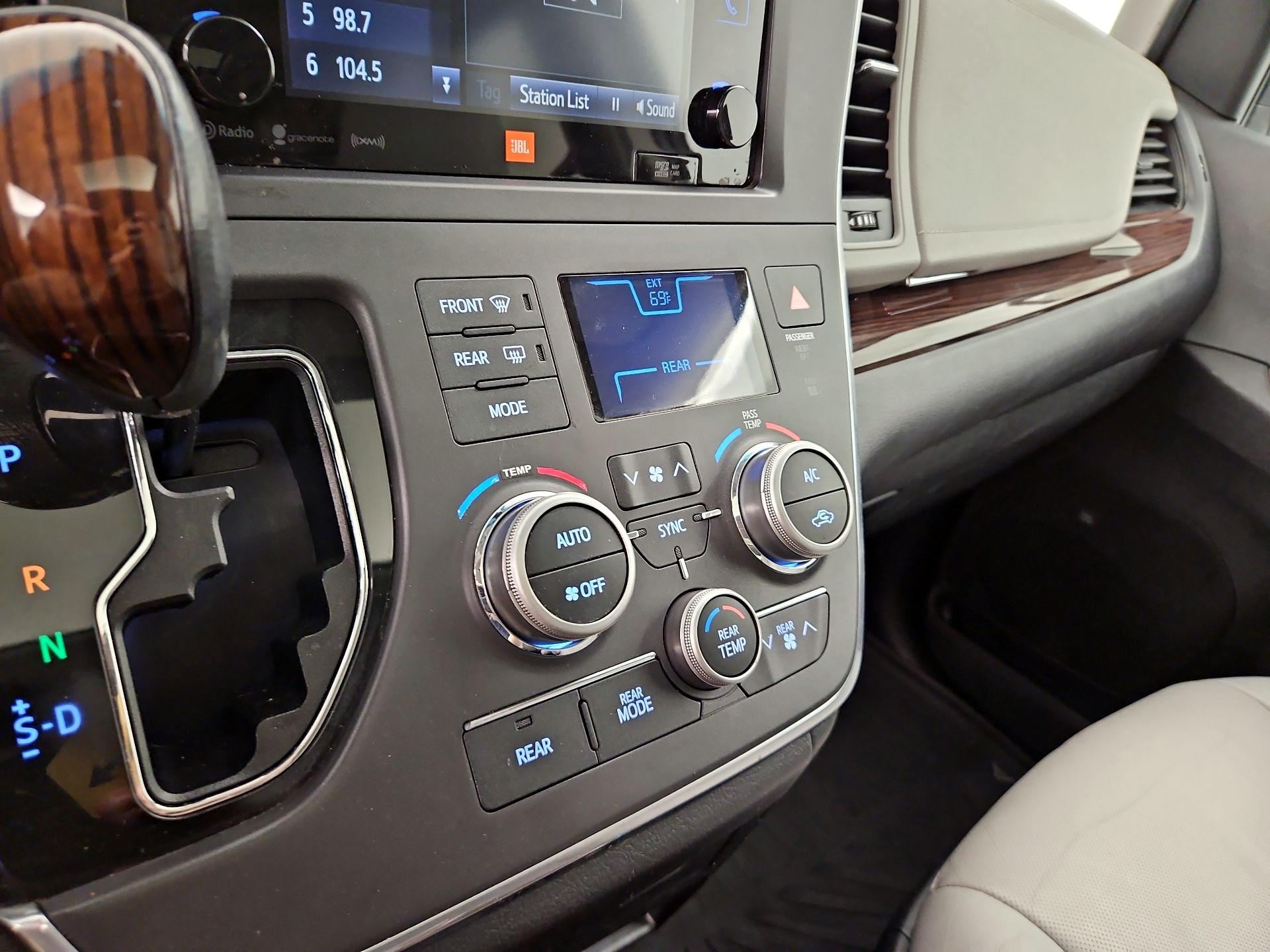 Thumbnail: 2017 Toyota Sienna - 17