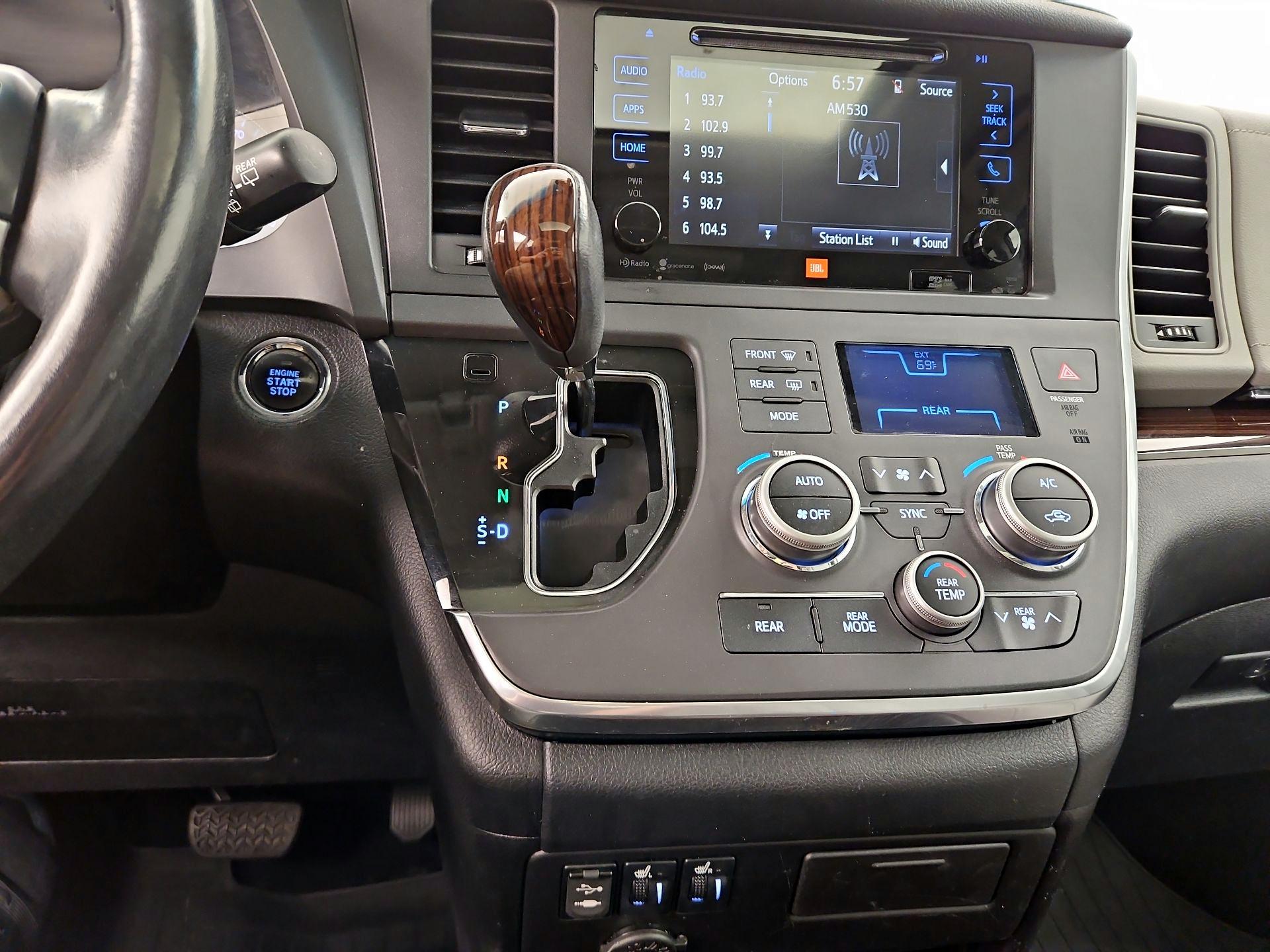 Thumbnail: 2017 Toyota Sienna - 18