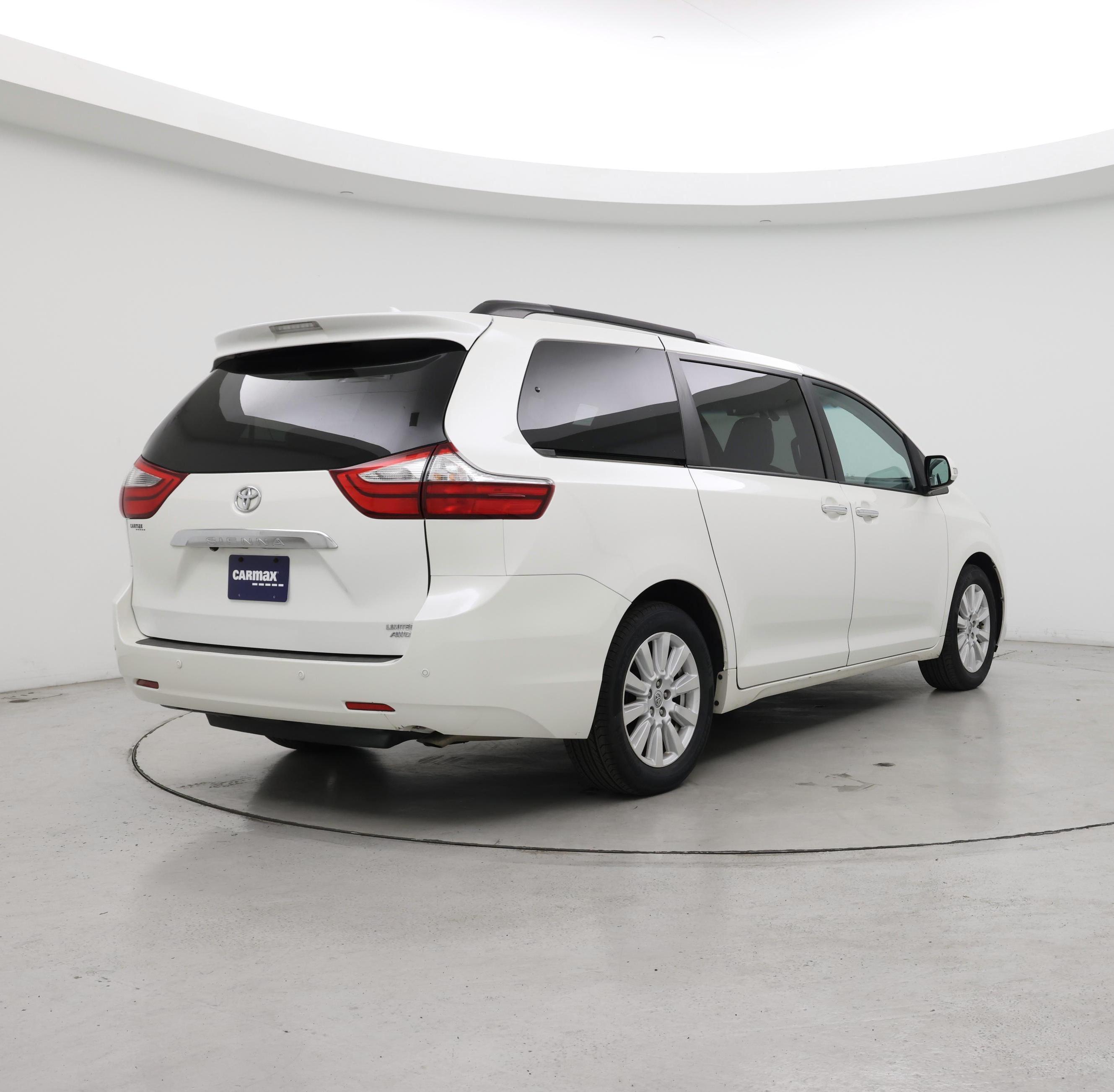 Thumbnail: 2017 Toyota Sienna - 8