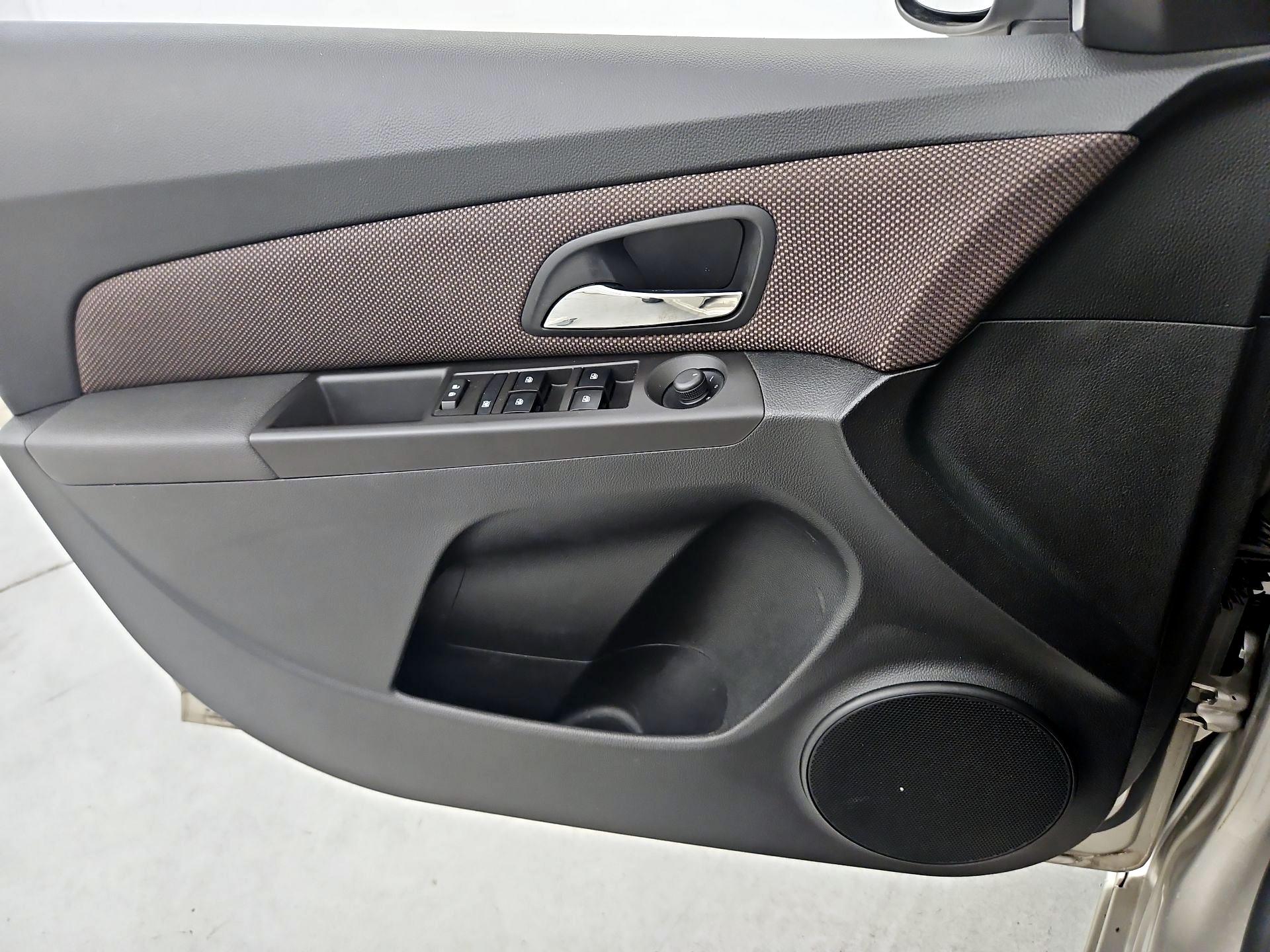 Thumbnail: 2015 Chevrolet Cruze - 12