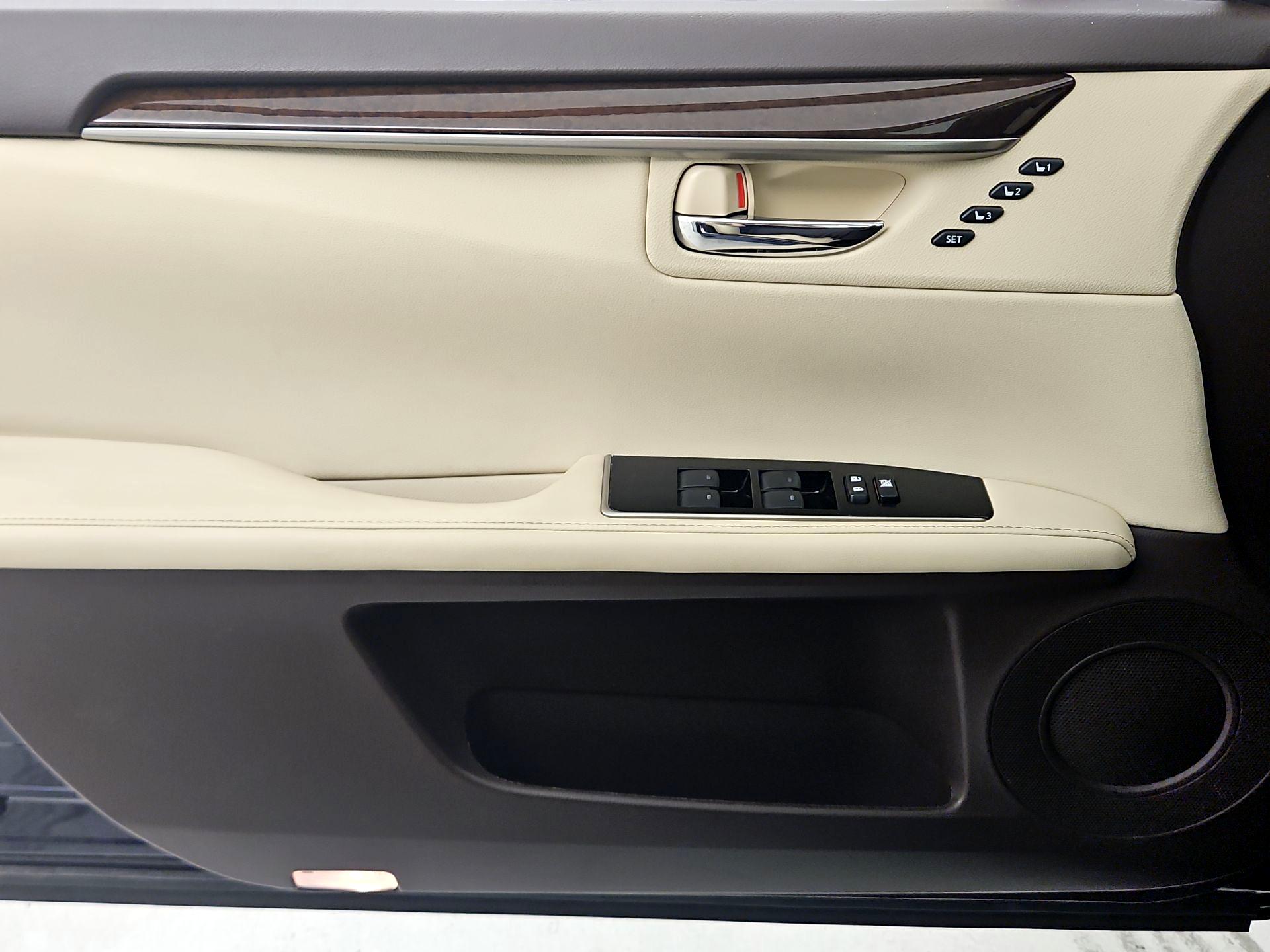 Thumbnail: 2018 Lexus ES - 12