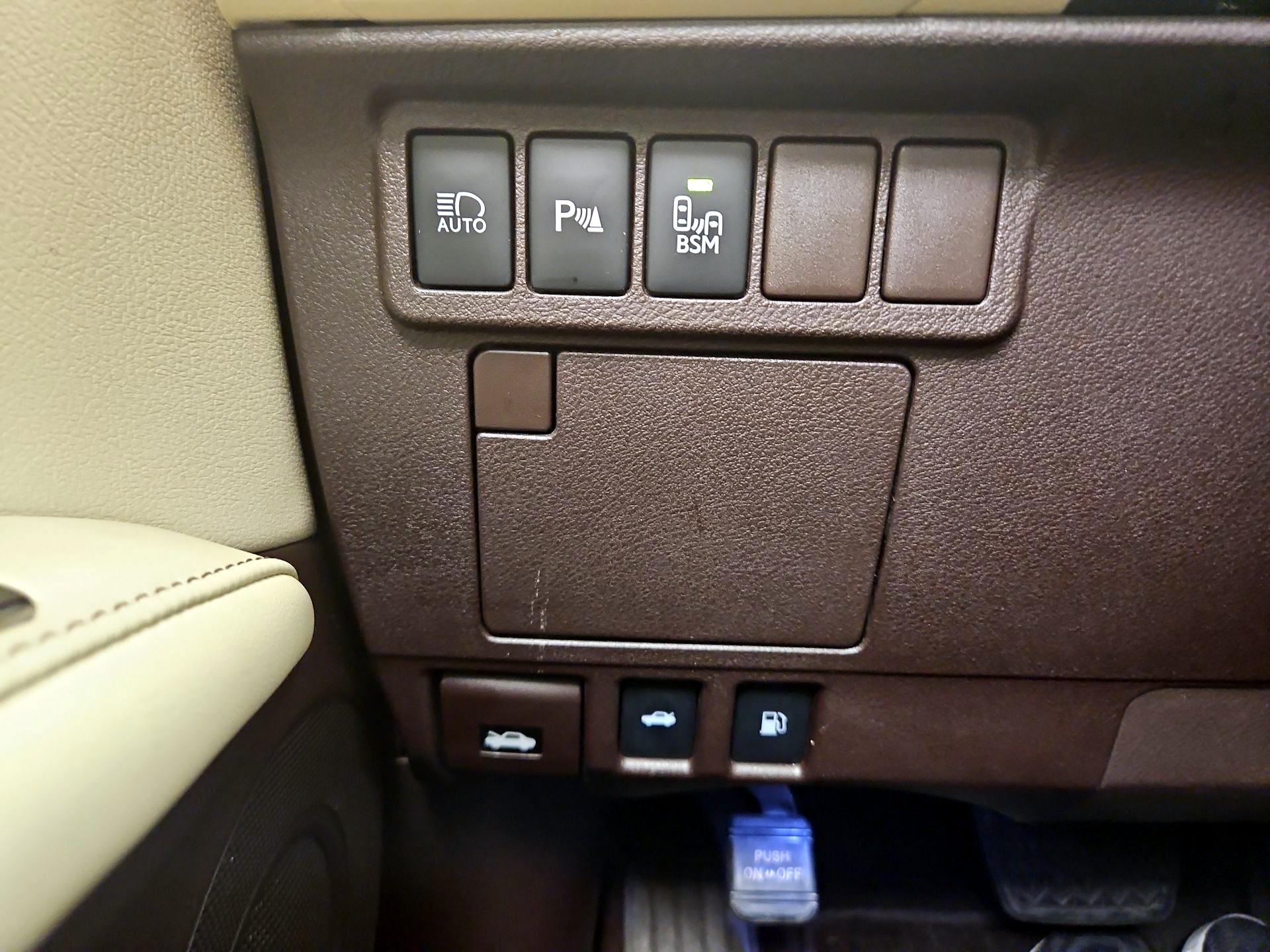 Thumbnail: 2018 Lexus ES - 13