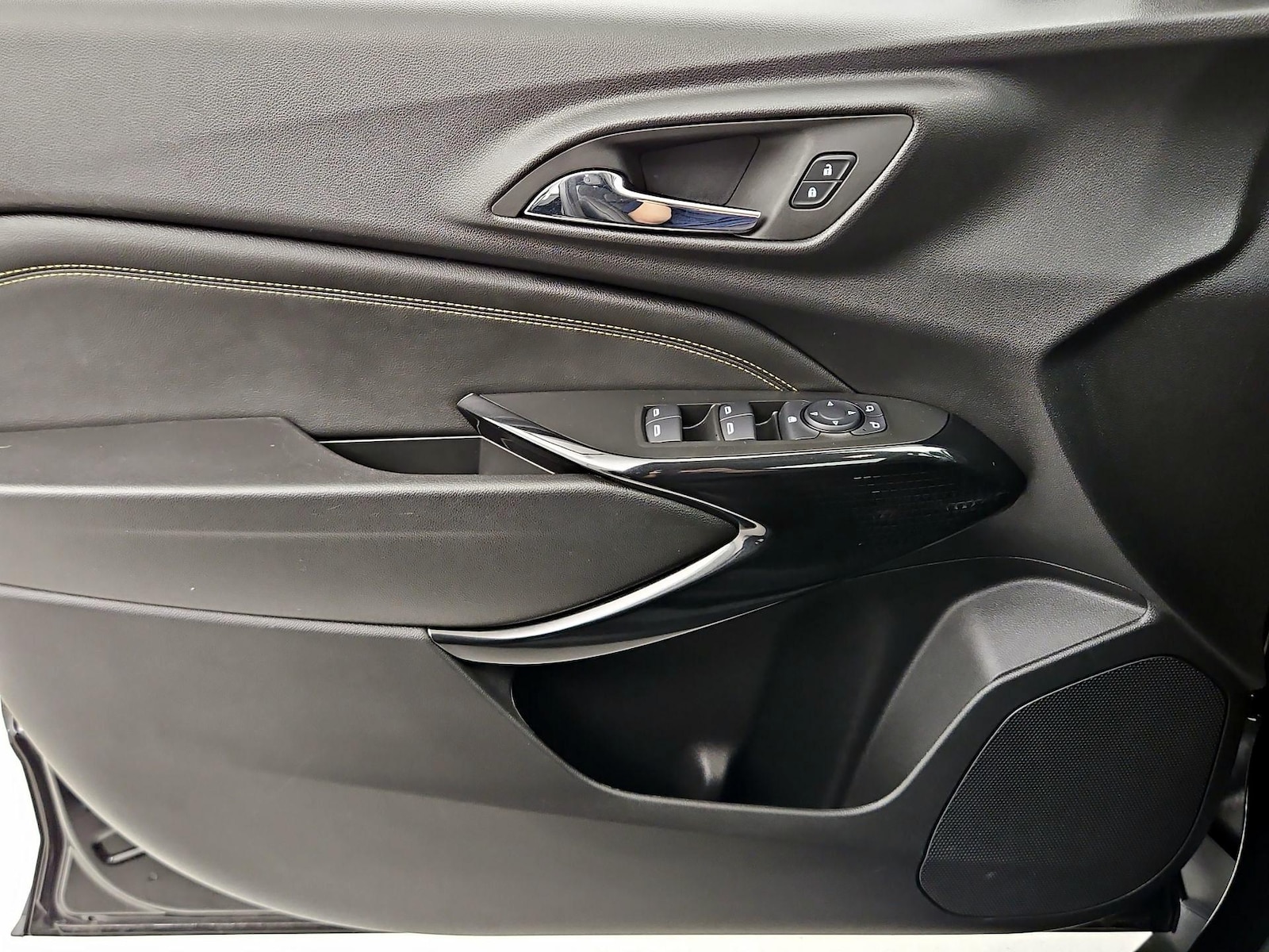 2025 Chevrolet Trax LT - Photo 13