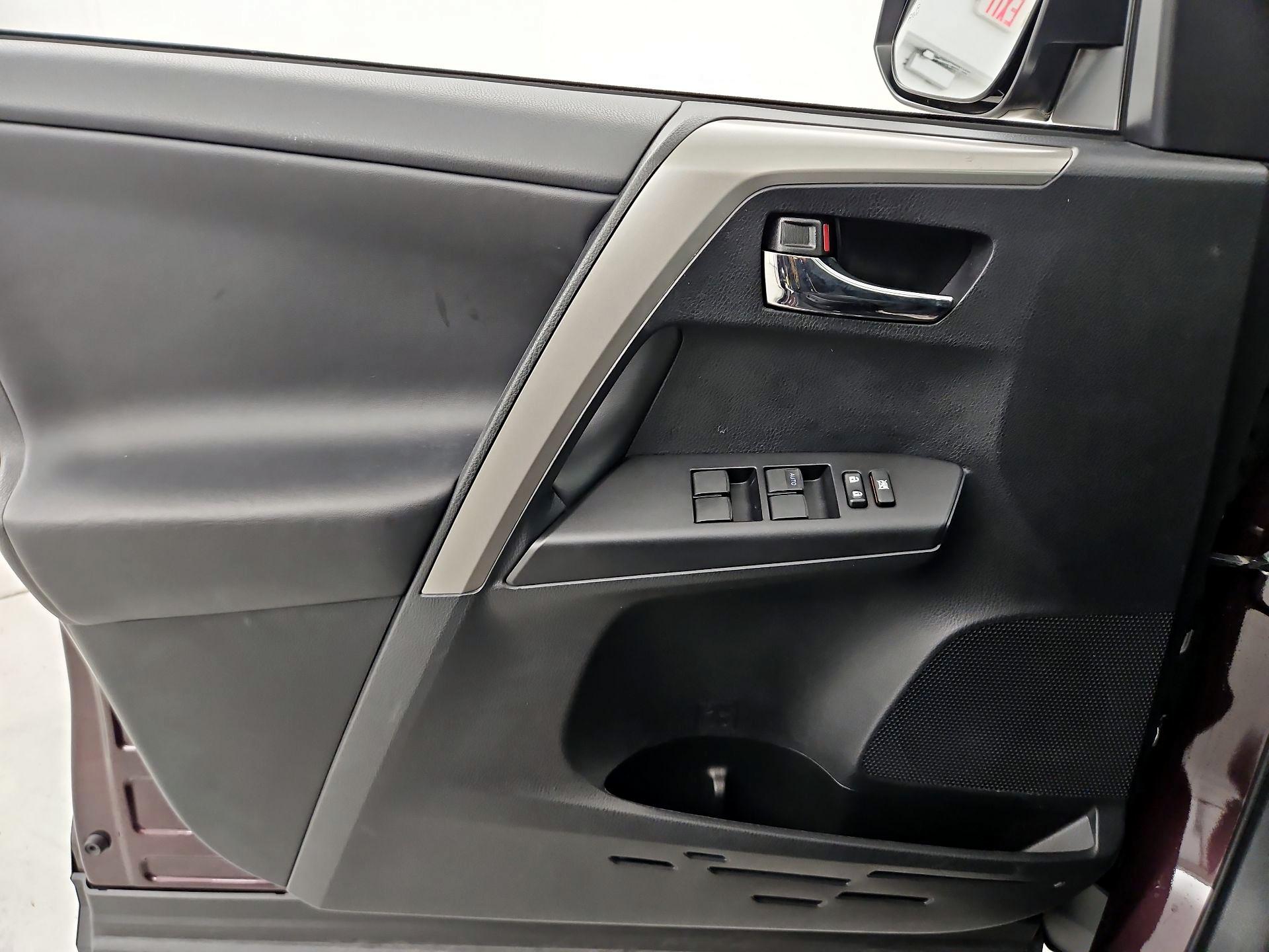 Thumbnail: 2018 Toyota RAV4 - 12