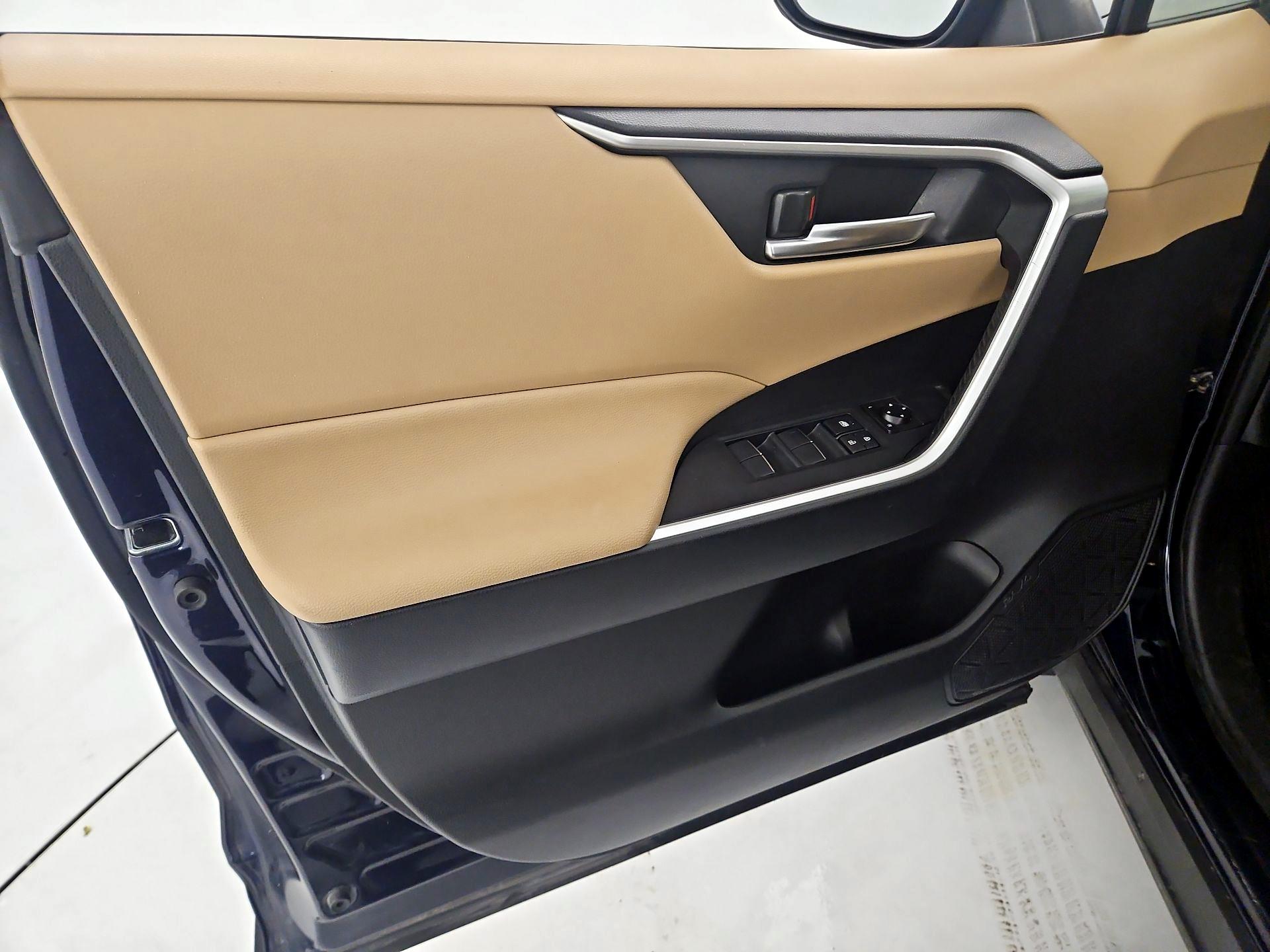 Thumbnail: 2019 Toyota RAV4 - 12