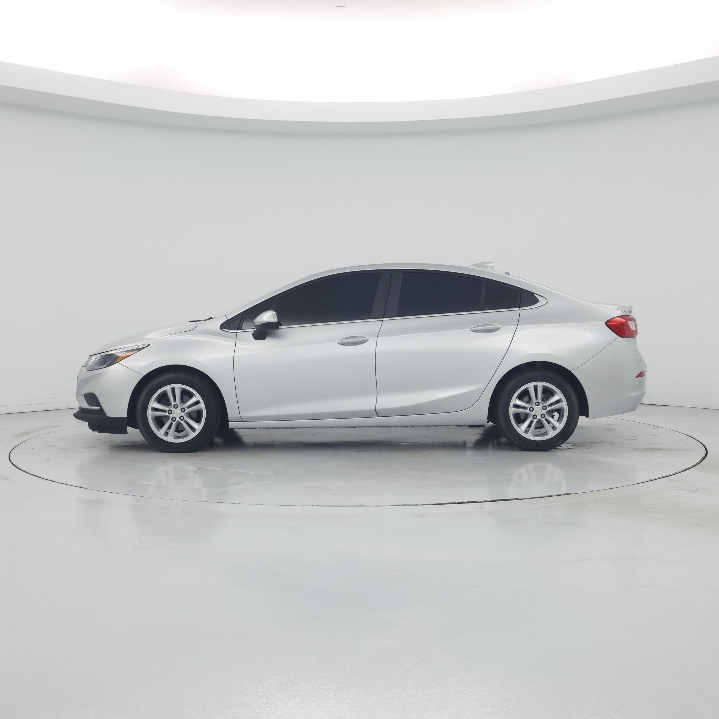 Thumbnail: 2018 Chevrolet Cruze - 3