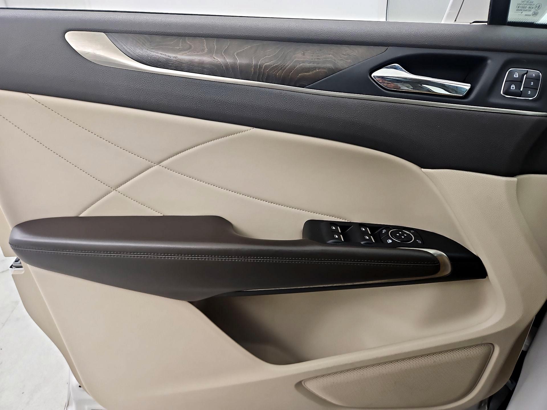 Thumbnail: 2017 Lincoln MKC - 12