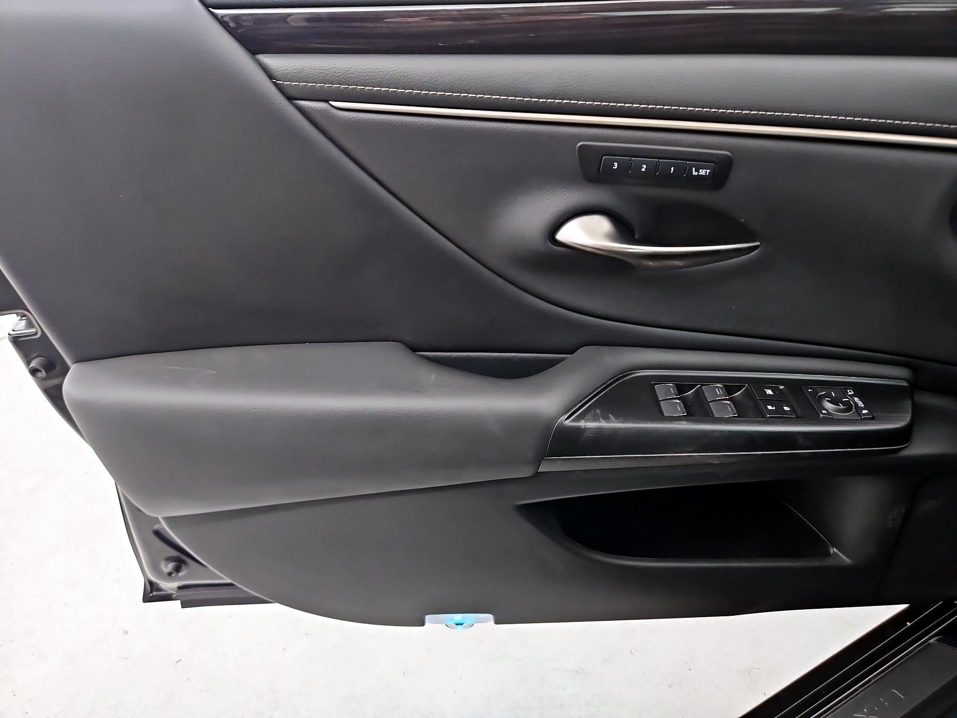 Thumbnail: 2021 Lexus ES - 12