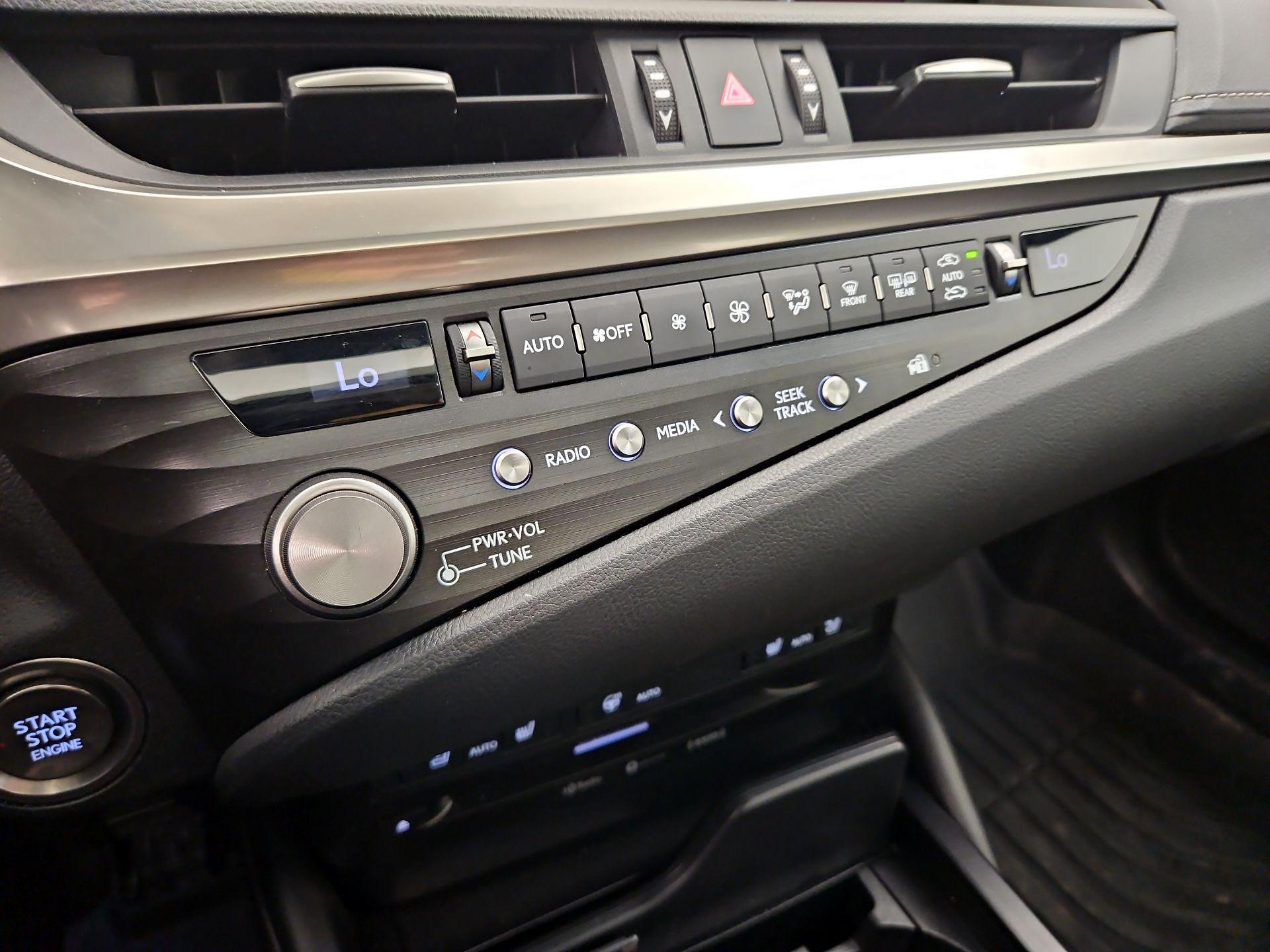 Thumbnail: 2021 Lexus ES - 16